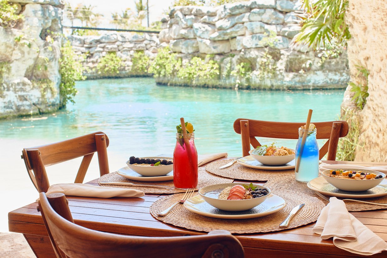 Xcaret Mexico restorāna galds ar skatu uz ūdeni.