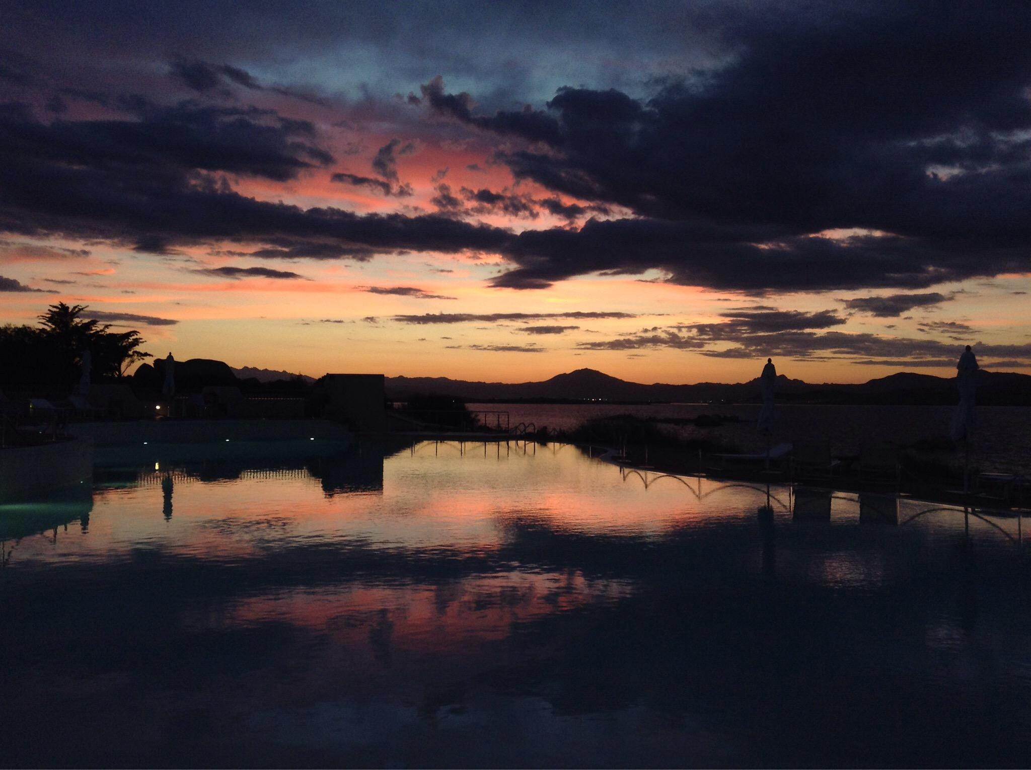 Saulriets pie Cala Cuncheddi viesnīcas baseina