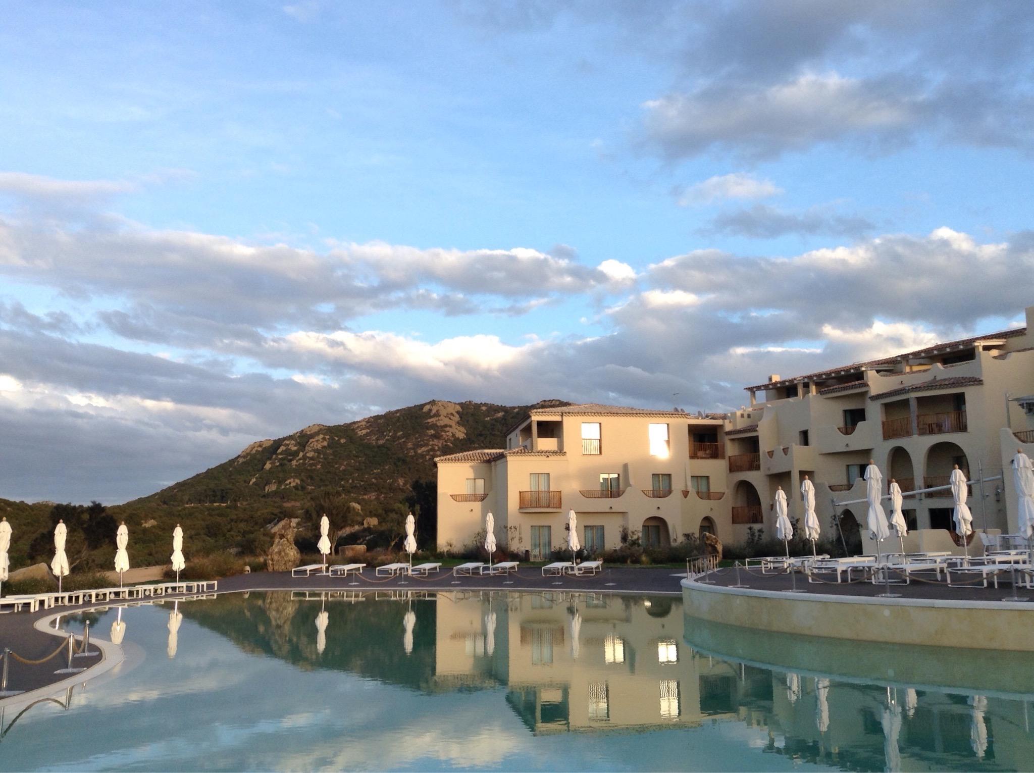 Cala Cuncheddi viesnīca pie baseina un kalniem