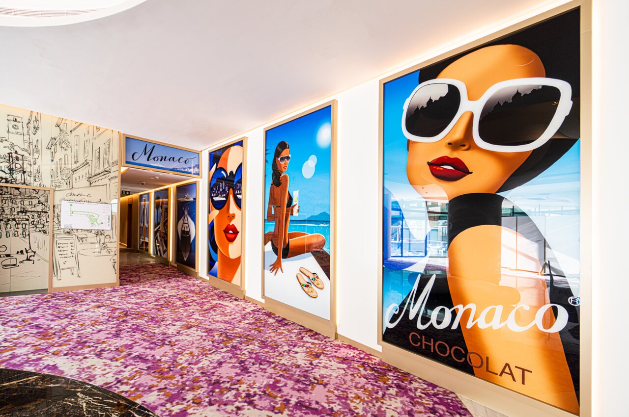 Voco Monaco Dubai viesnīcas moderns interjers ar mākslas darbiem.