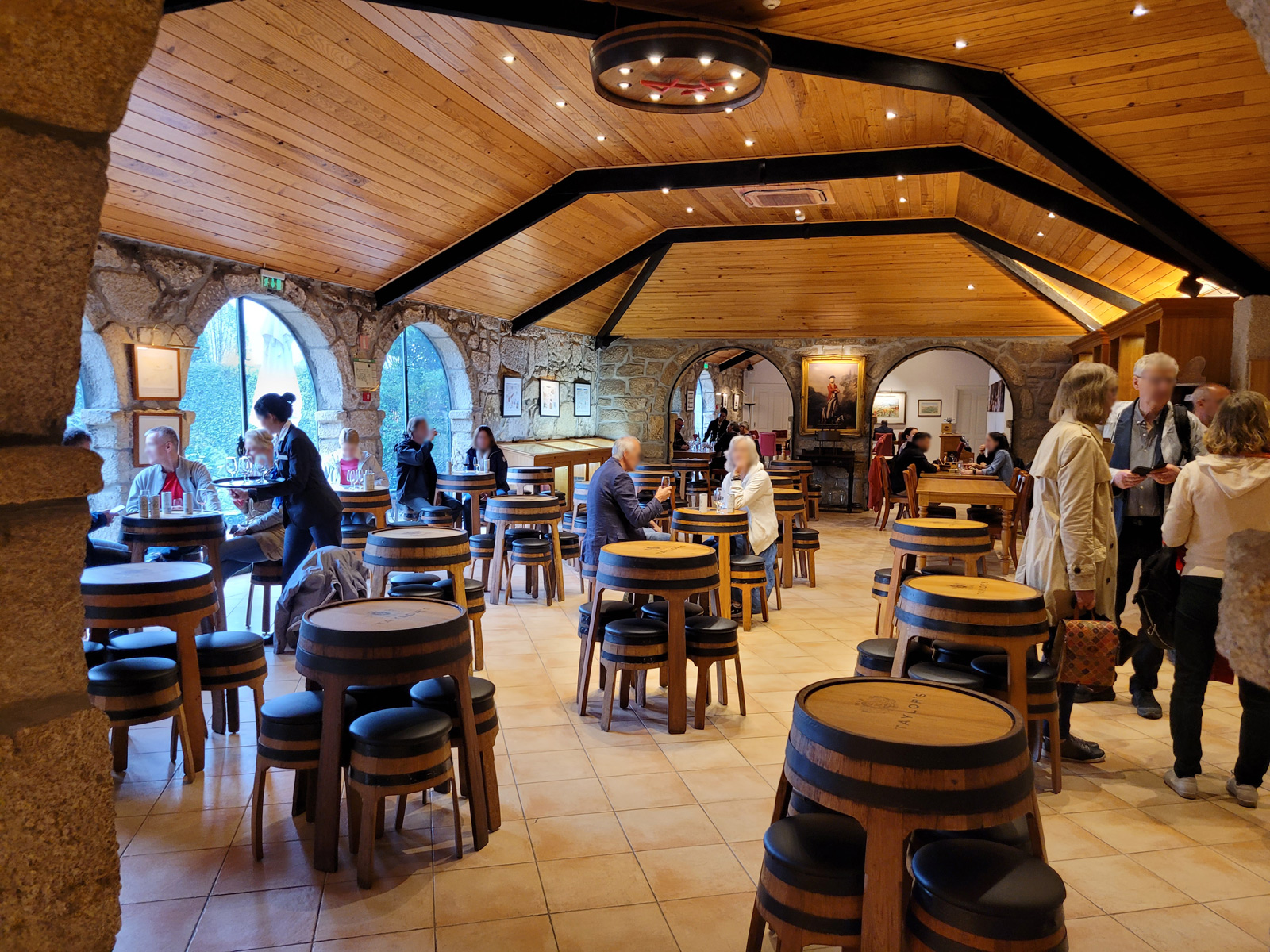 Vīna degustācija Porto pilsētas pagrabā – autentiska pieredze Vanilla Travel ceļojumā