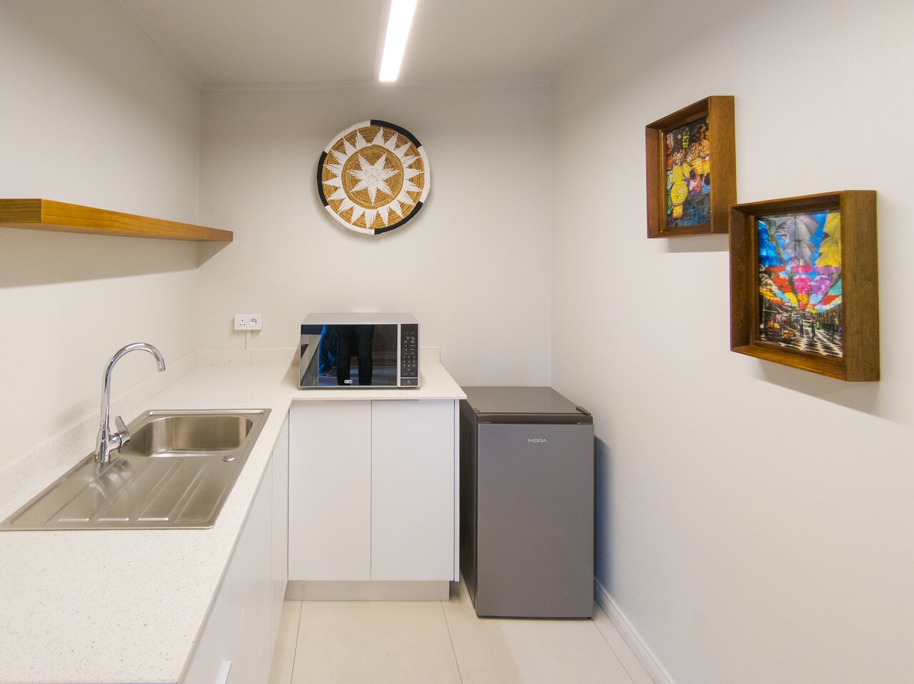 Viesnīcas Flowers of Paradise virtuve ar mikroviļņu krāsni un ledusskapi.