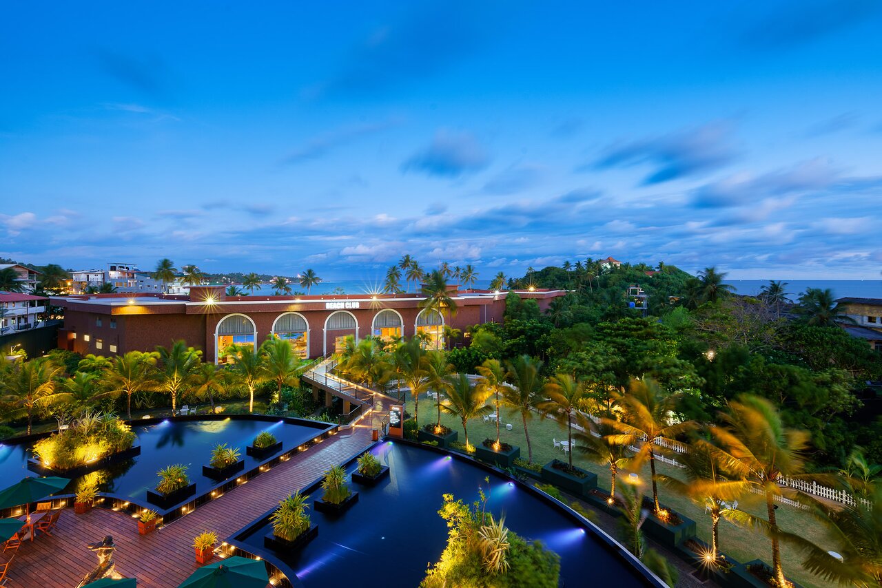 Araliya Beach Resort & Spa piekrastē ar tropisku dārzu