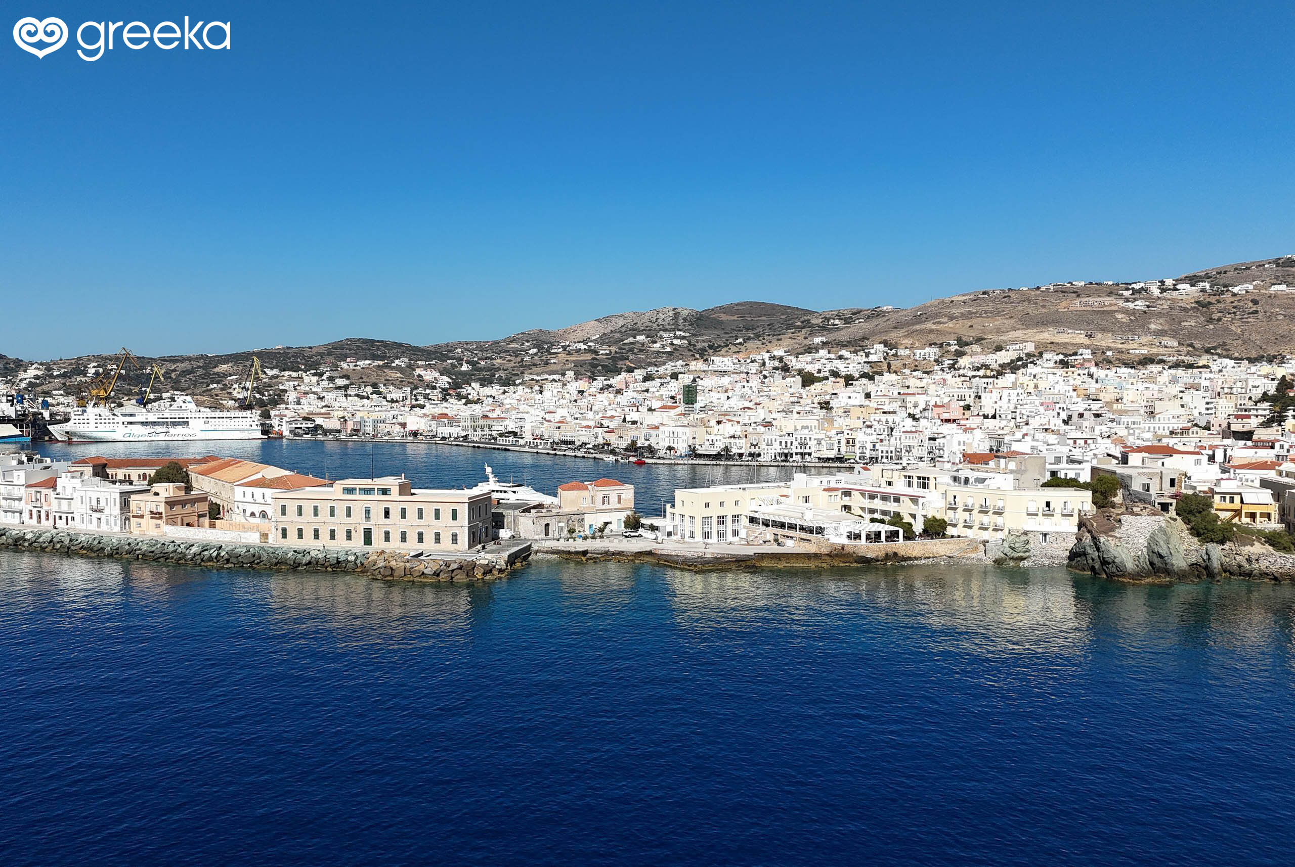 Ermoupoles panorāma Sīras salā – vēsturiskā Grieķijas arhitektūra Vanilla Travel kruīzā