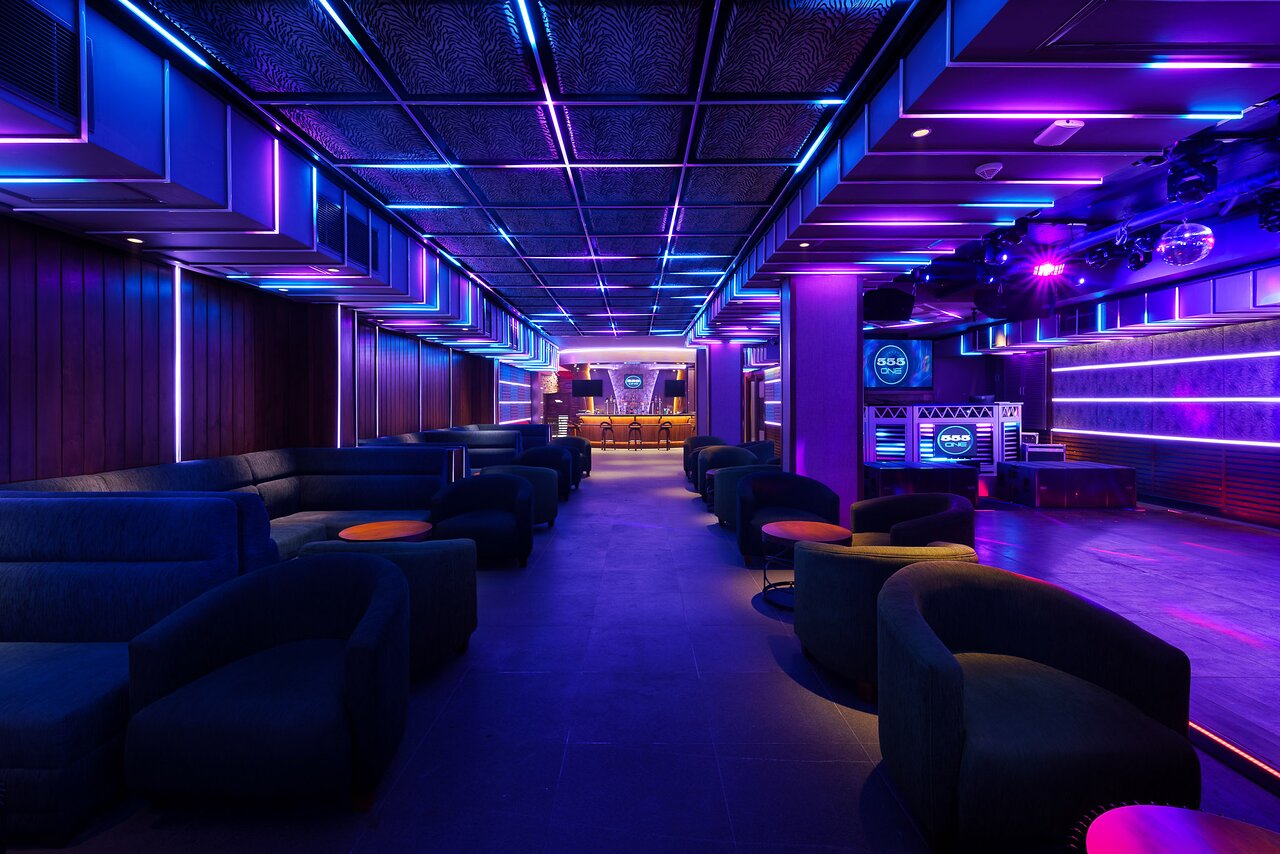 Araliya Beach Resort & Spa moderno naktsklubs ar krāsainu apgaismojumu