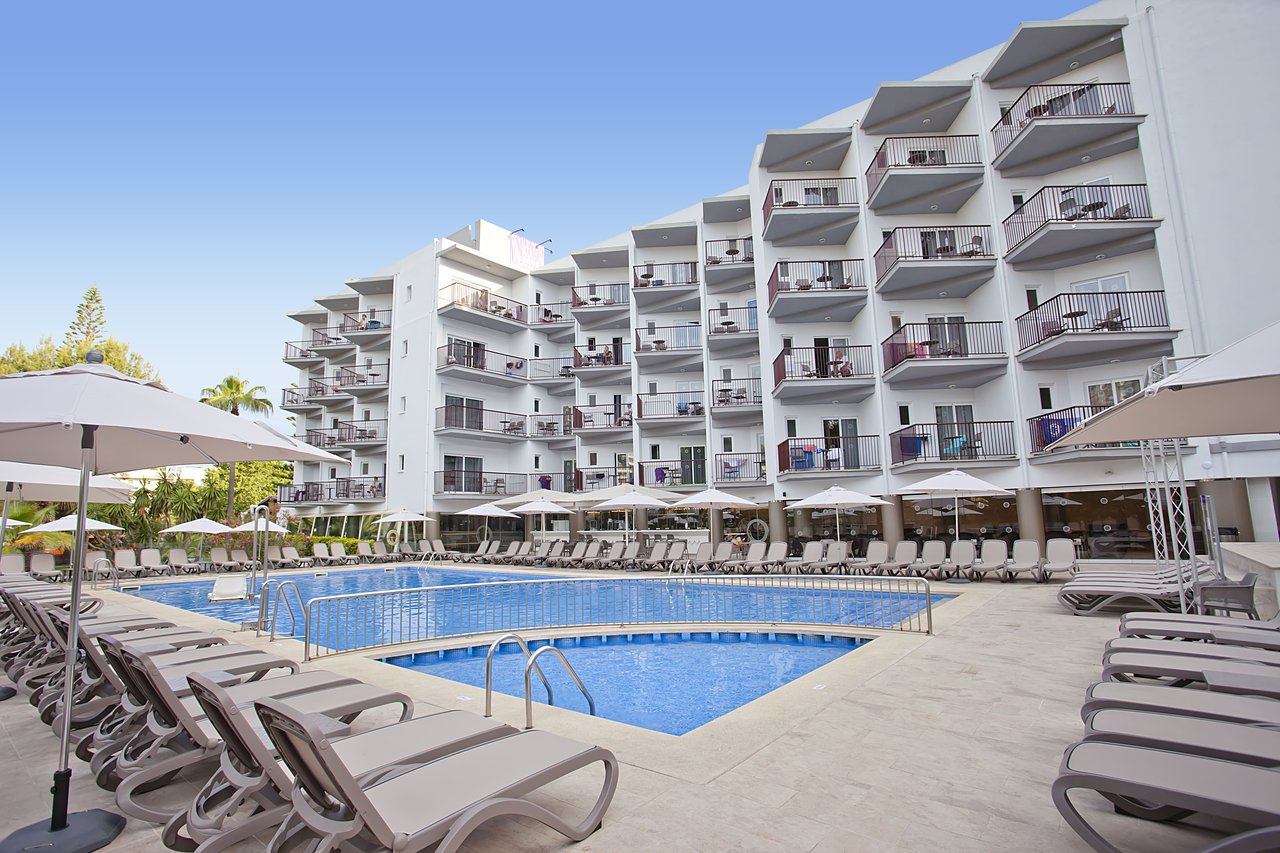 Viesnīca ar baseinu un sauļošanās krēsliem, ideāla atpūtai un relaksācijai. Moderns dizains un plašas terases nodrošina patīkamu atmosfēru. panoramic view with beach and pools