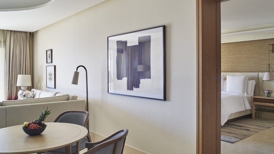 Four Seasons Resort Sharm El Sheikh numura interjers ar atpūtas zonu un guļamistabu