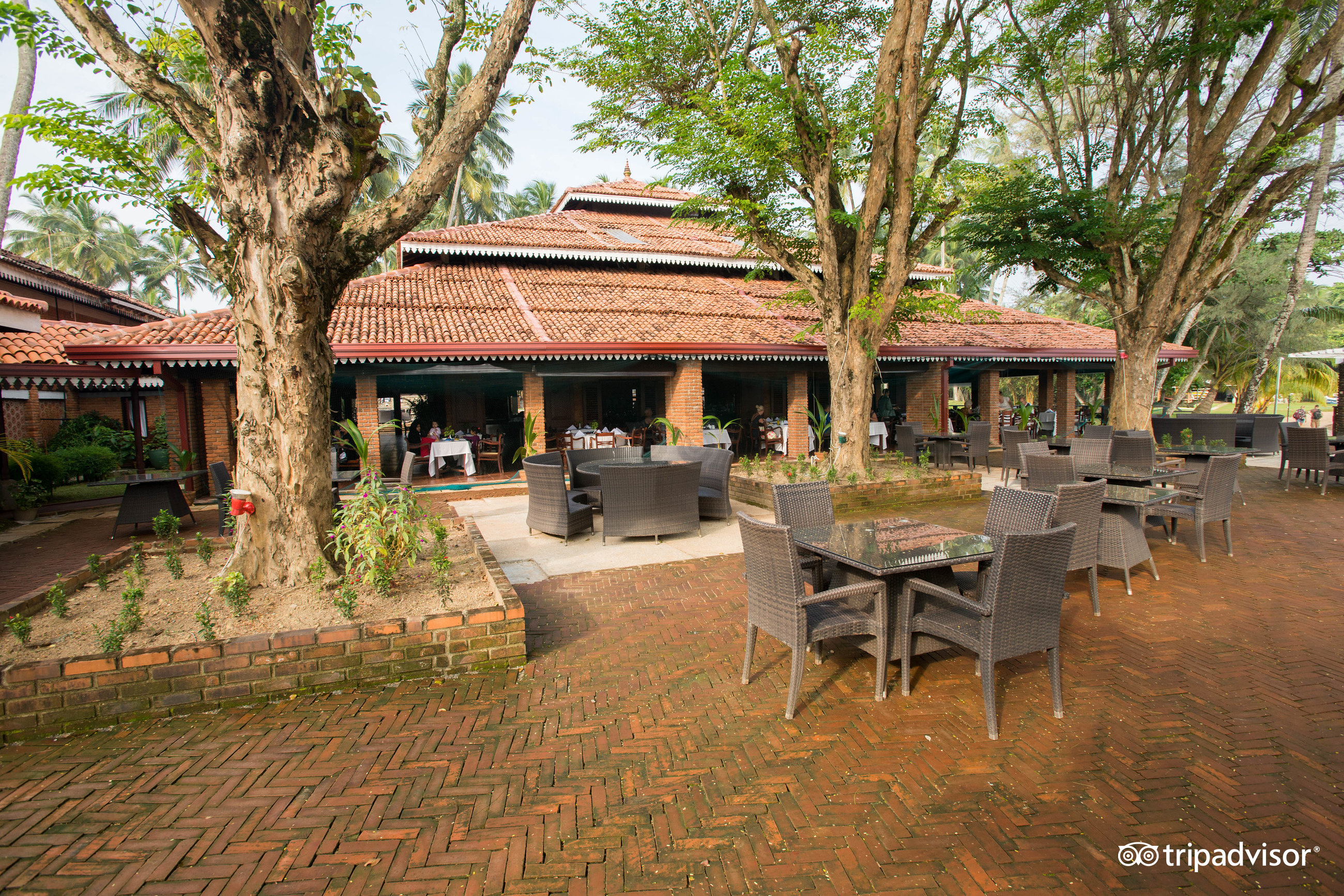 Āra terase pie Club Bentota ar galdiem un krēsliem