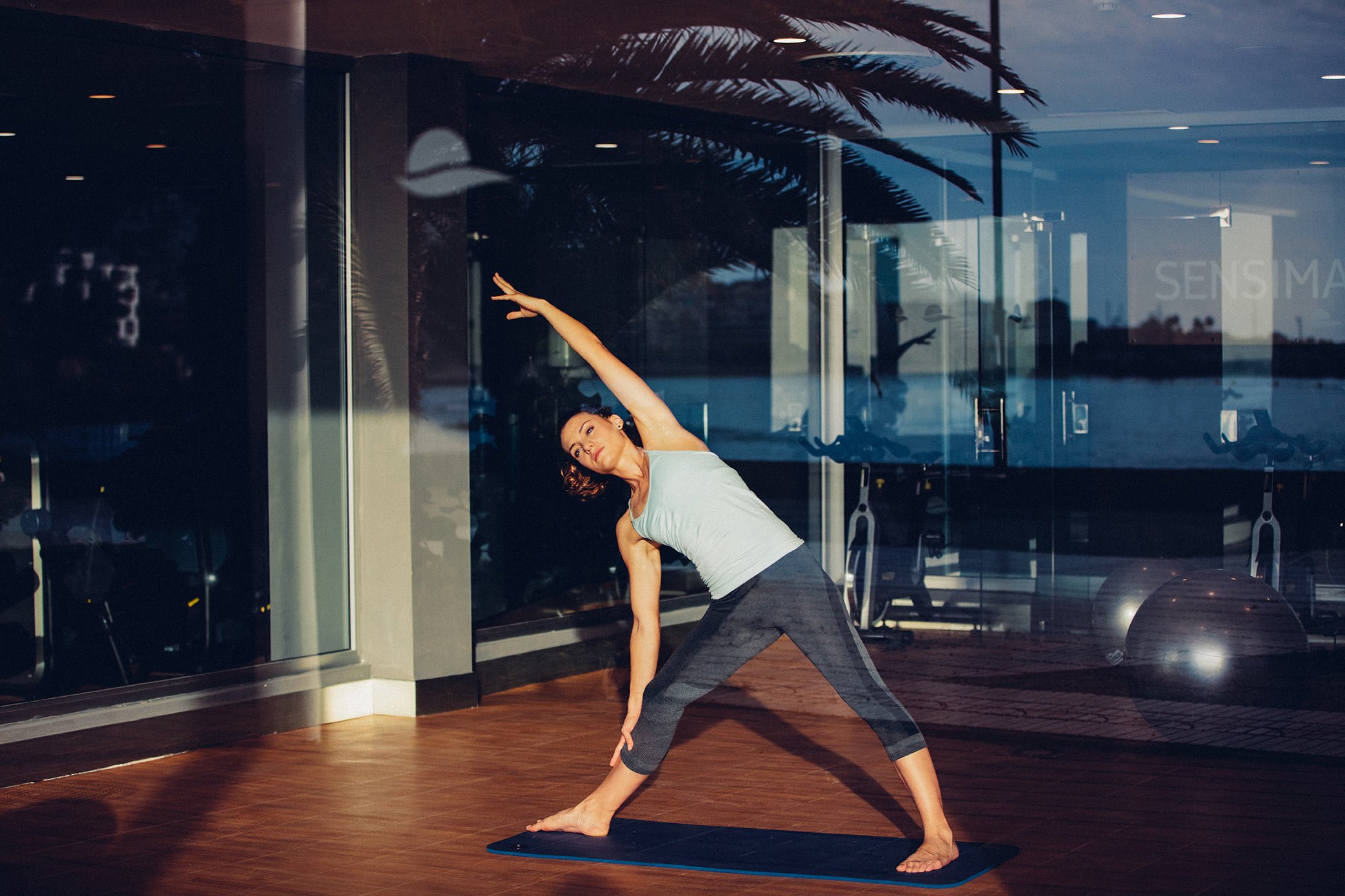 Joga pie Arona Gran Hotel & Spa loga ar skatu uz jūru.