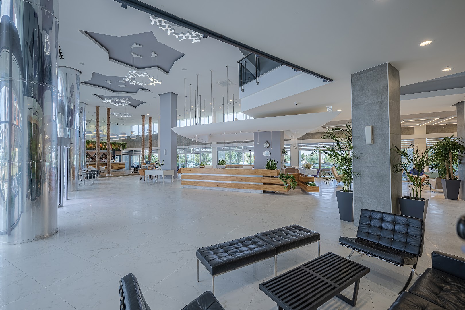 Selene Beach and Spa Hotel plašais un gaišais lobby vestibils ar modernu dizainu, atpūtas zonām un augstiem griestiem
