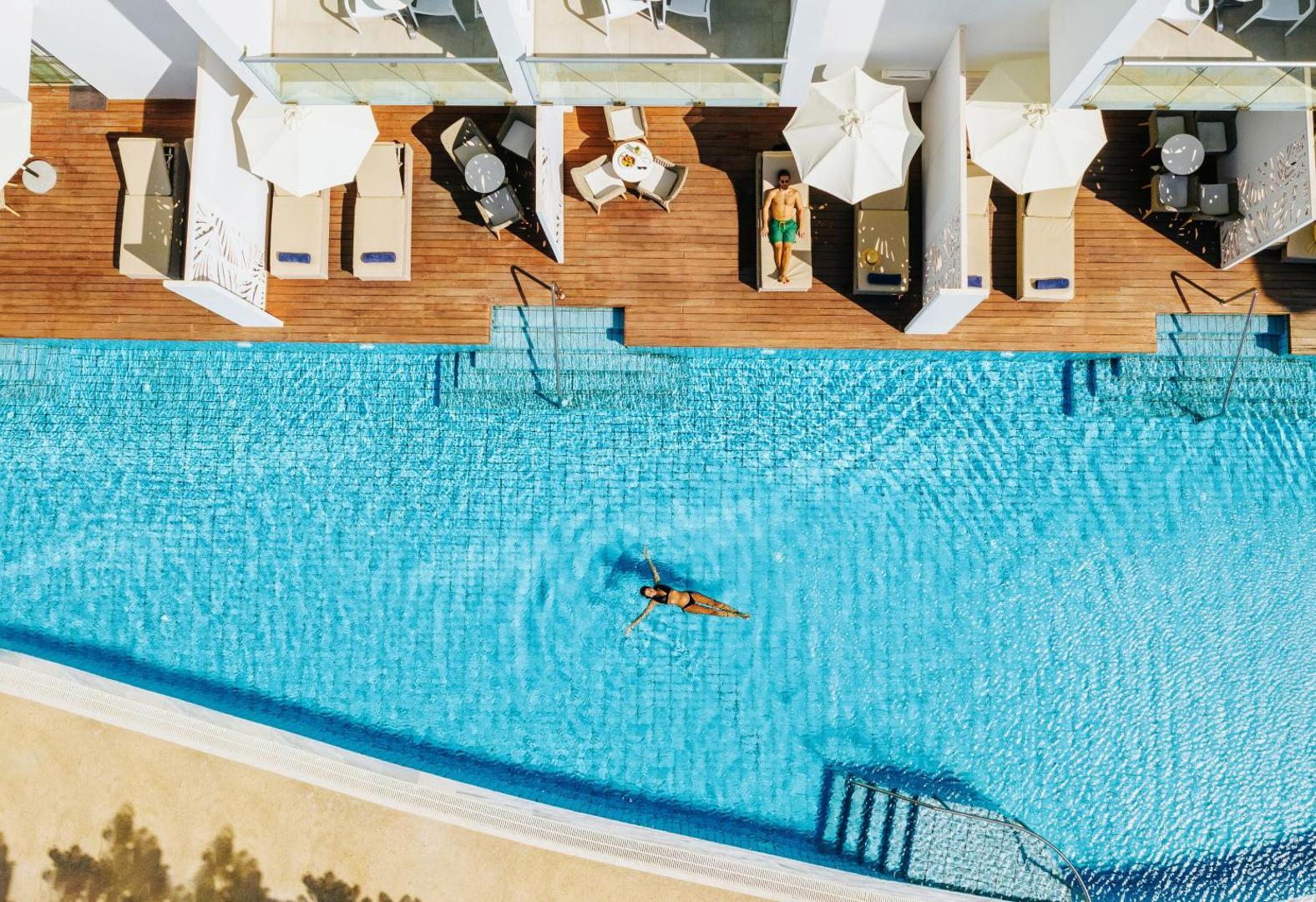 Sofianna Resort & Spa skats no augšas uz numuriem ar tiešu piekļuvi baseinam, koka terasēm, sauļošanās krēsliem un saulessargiem