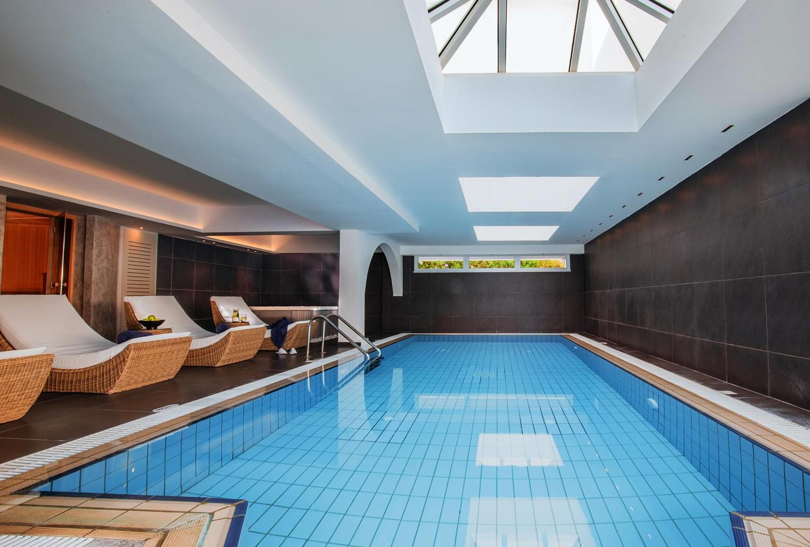 Sofianna Resort & Spa iekštelpu baseins ar stikla jumtu un ērtiem zviļņiem — spa un relaksācijas zona viesnīcas viesiem