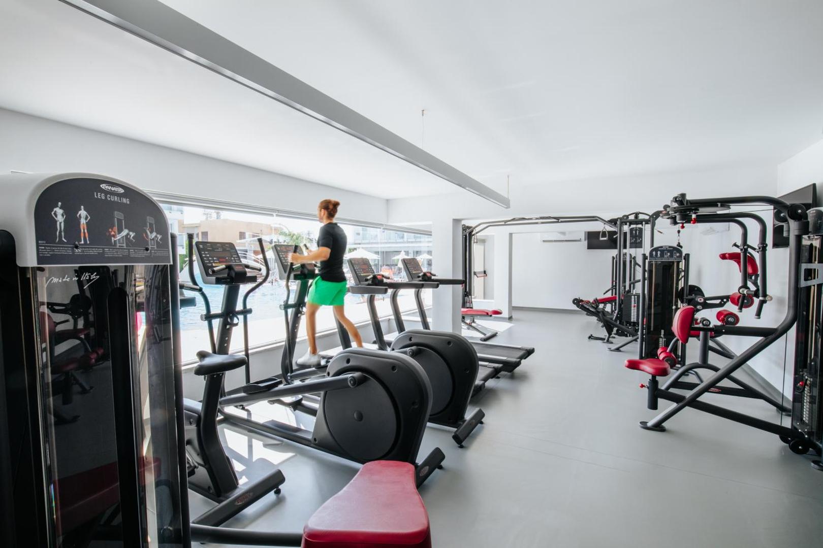Sofianna Resort & Spa moderns fitness centrs ar kardio trenažieriem un skatu uz baseinu Pafasā, Kiprā