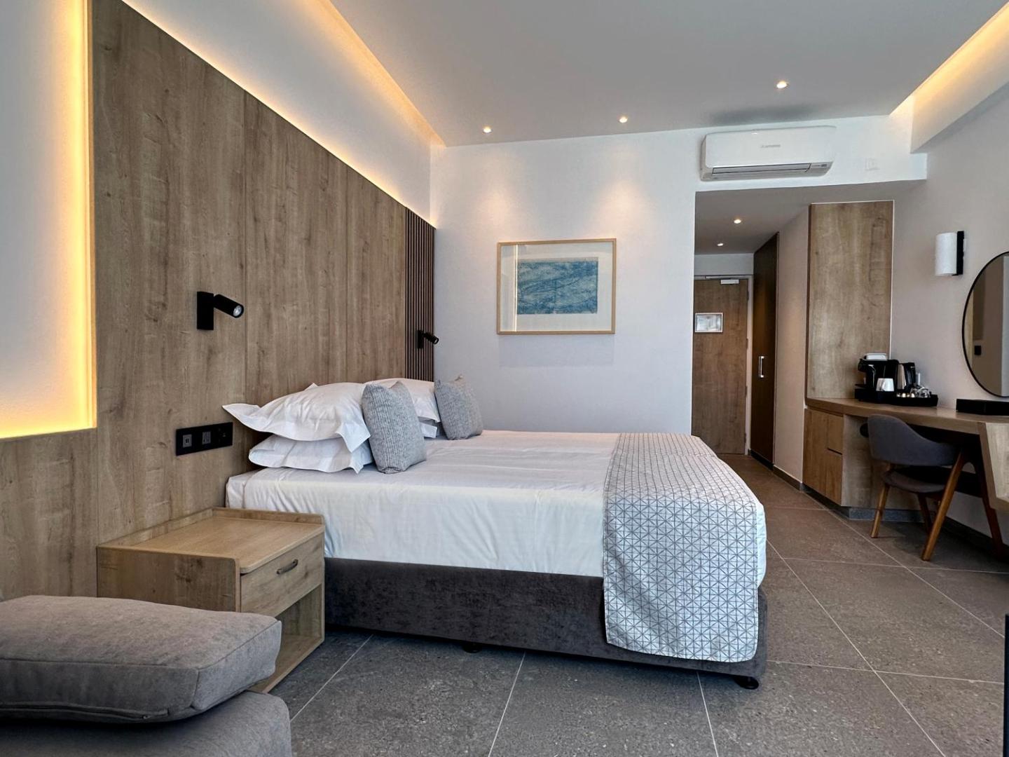 Sofianna Resort & Spa moderns numurs ar koka apdari, divguļamo gultu, darba zonu un gaisa kondicionieri