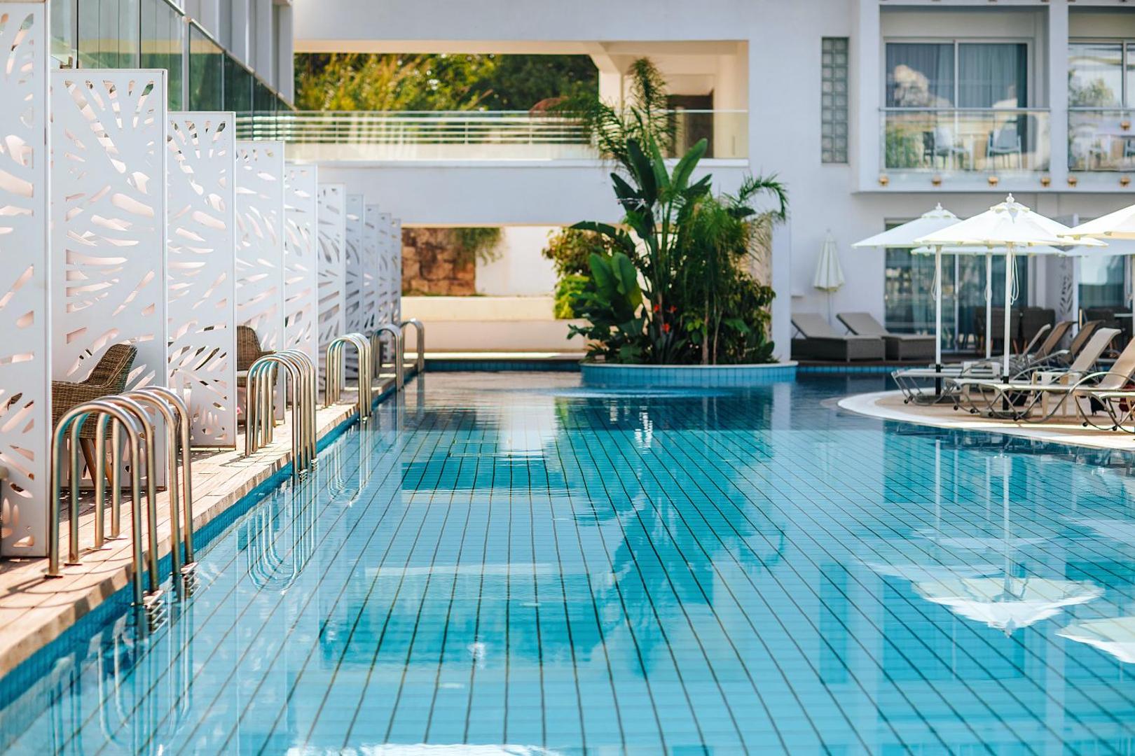 Sofianna Resort & Spa garais peldbaseins ar dekoratīvām starpsienām un tropiskiem augiem viesnīcas iekšpagalmā