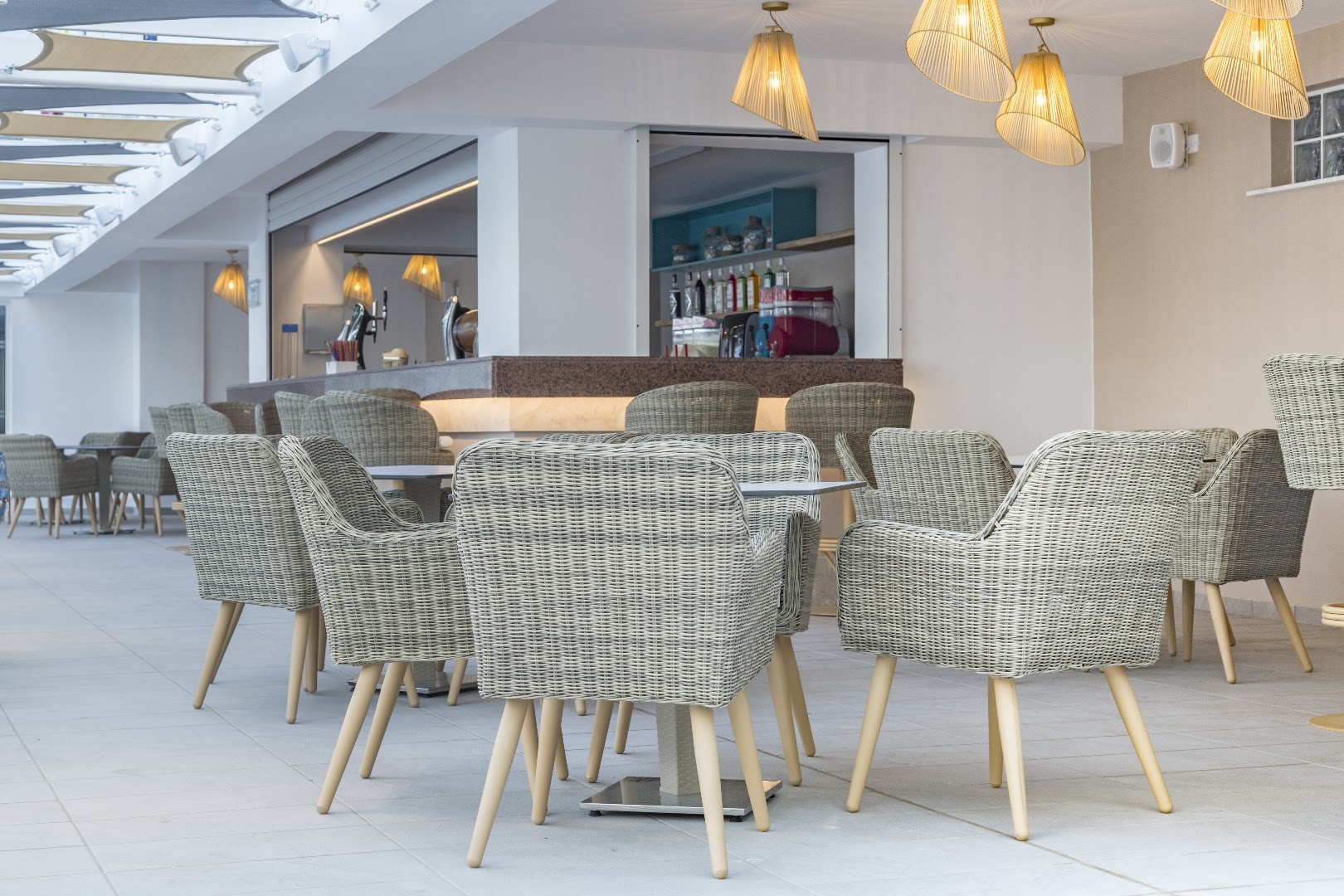 Sofianna Resort & Spa bāra zona ar pītiem krēsliem un stilīgiem gaismekļiem — mājīga vieta vakara kokteiļiem Pafasā