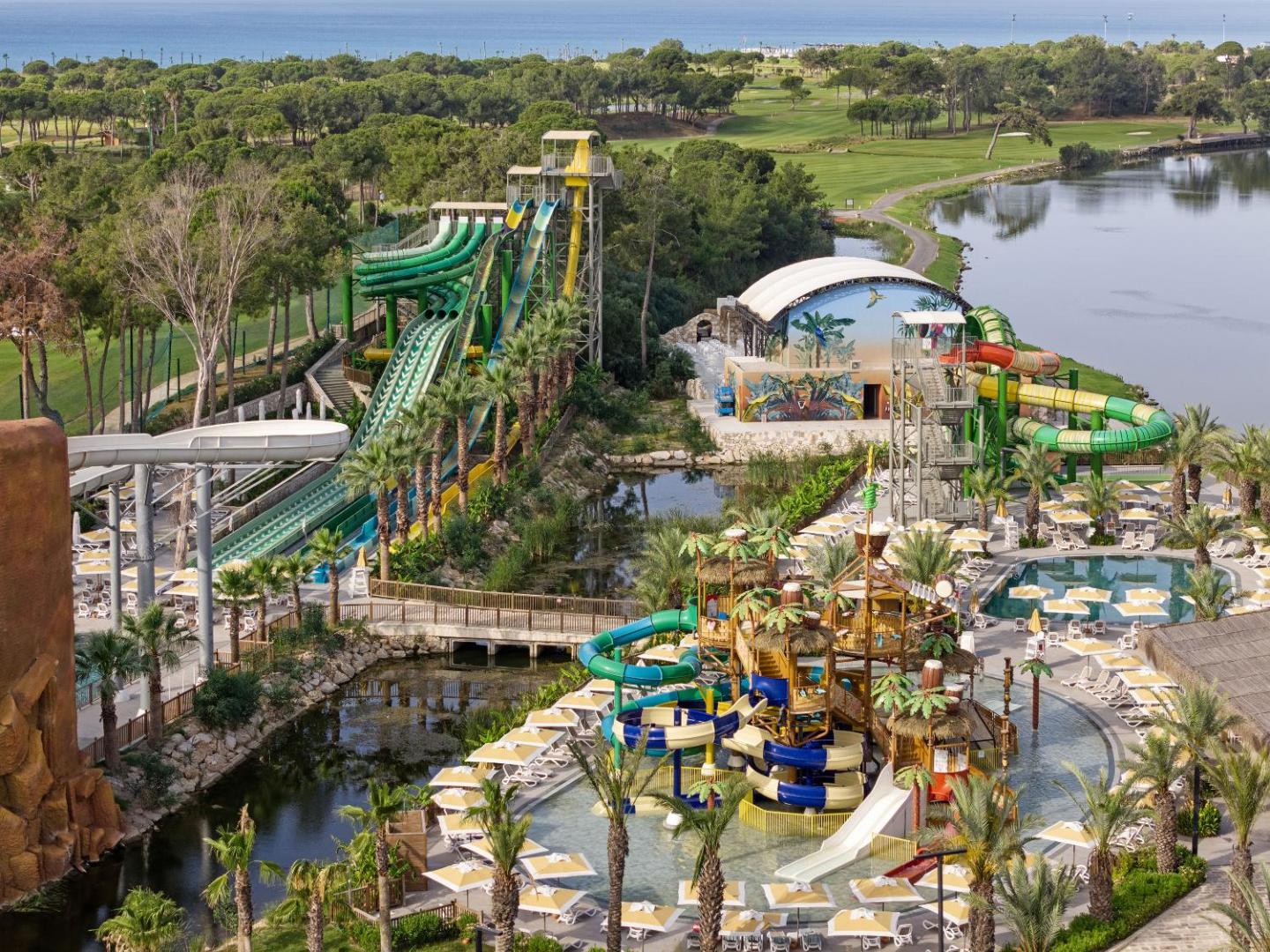 Titanic Deluxe Golf Belek plašais akvaparks ar vairākiem augstiem slidkalniņiem, bērnu zonu un baseiniem pie upes un golfa laukumiem