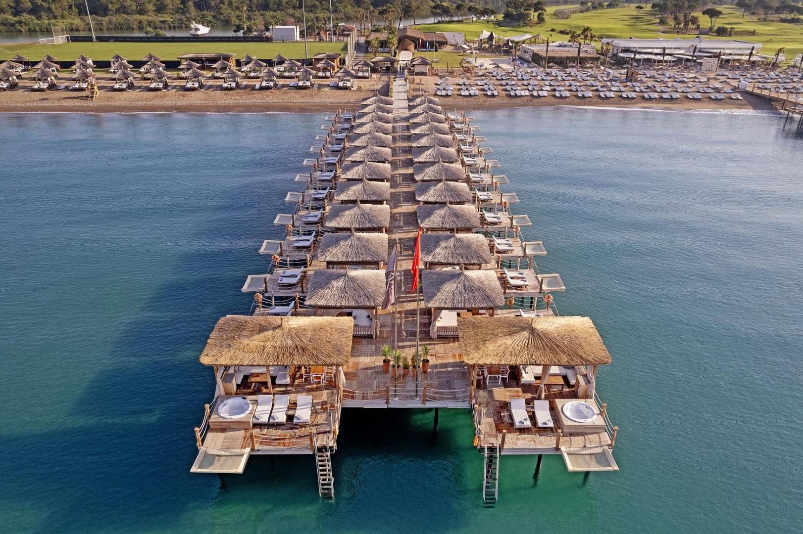 Titanic Deluxe Golf Belek koka laipa jūrā ar privātām atpūtas mājiņām un džakuzi Belekā, Turcijā — skats no augšas