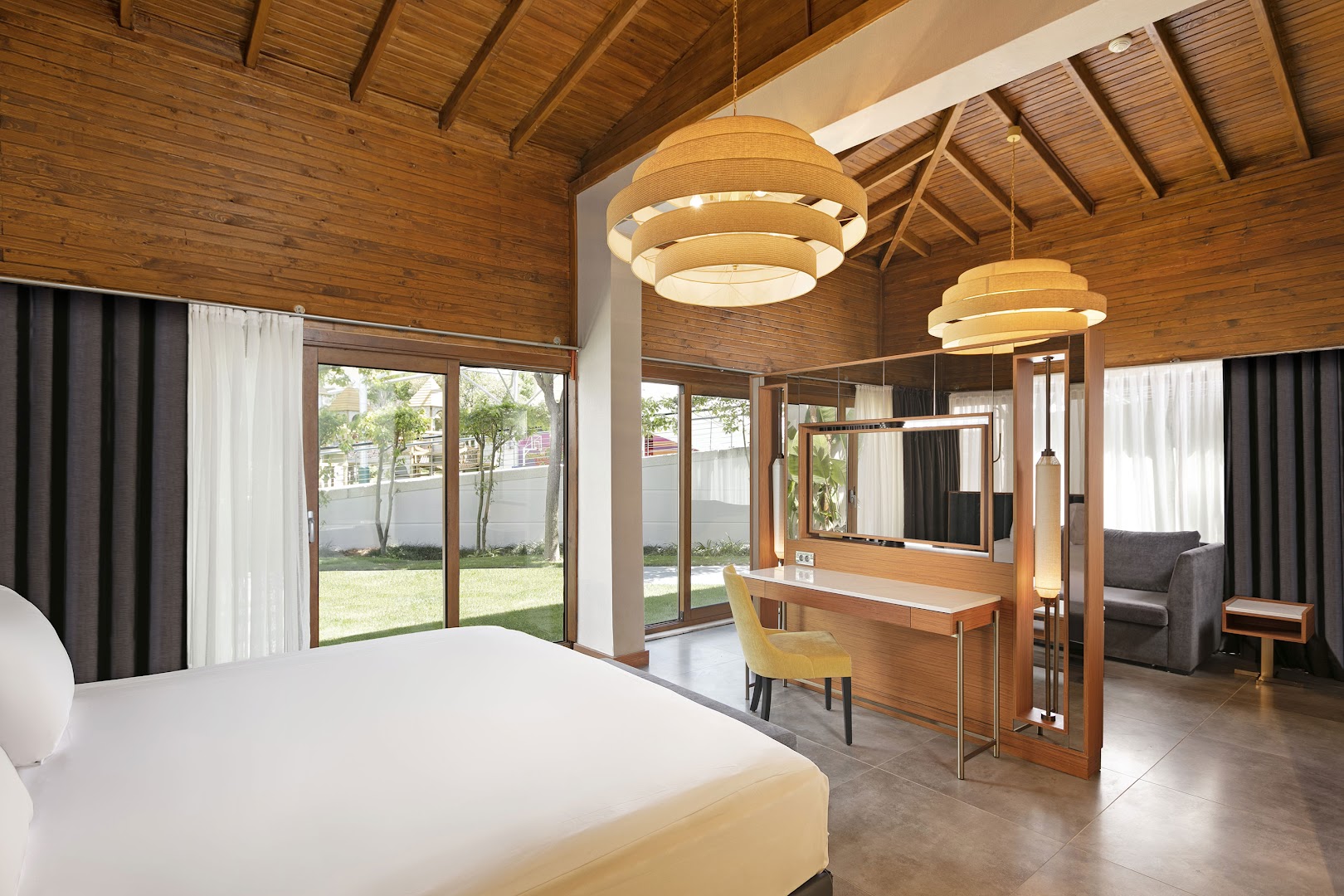 Titanic Deluxe Golf Belek bungalo tipa numurs ar koka apdari, augstiem griestiem un izeju uz dārzu