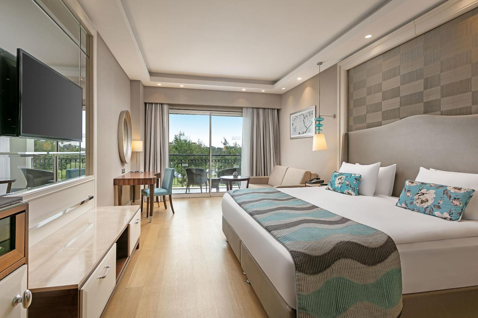 Titanic Deluxe Golf Belek elegants divvietīgs numurs ar balkonu, atpūtas zonu un modernu apgaismojumu Belekā