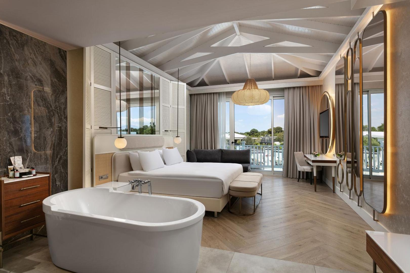 Titanic Deluxe Golf Belek luksusa numurs ar brīvstāvošu vannu, plašu gultu un modernu interjeru Belekas reģionā, Turcijā