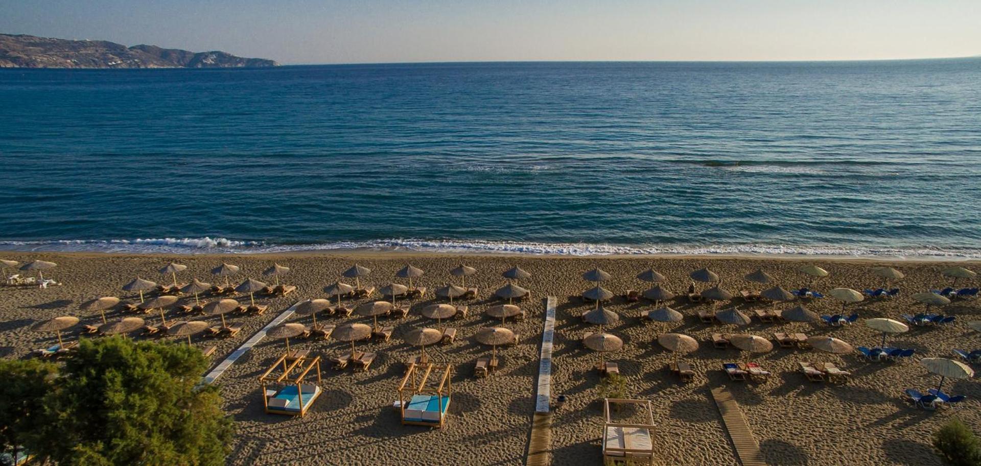 Paralos Lifestyle Beach privātā pludmale ar saulessargiem un gultām Amudaras piekrastē saulrieta gaismā