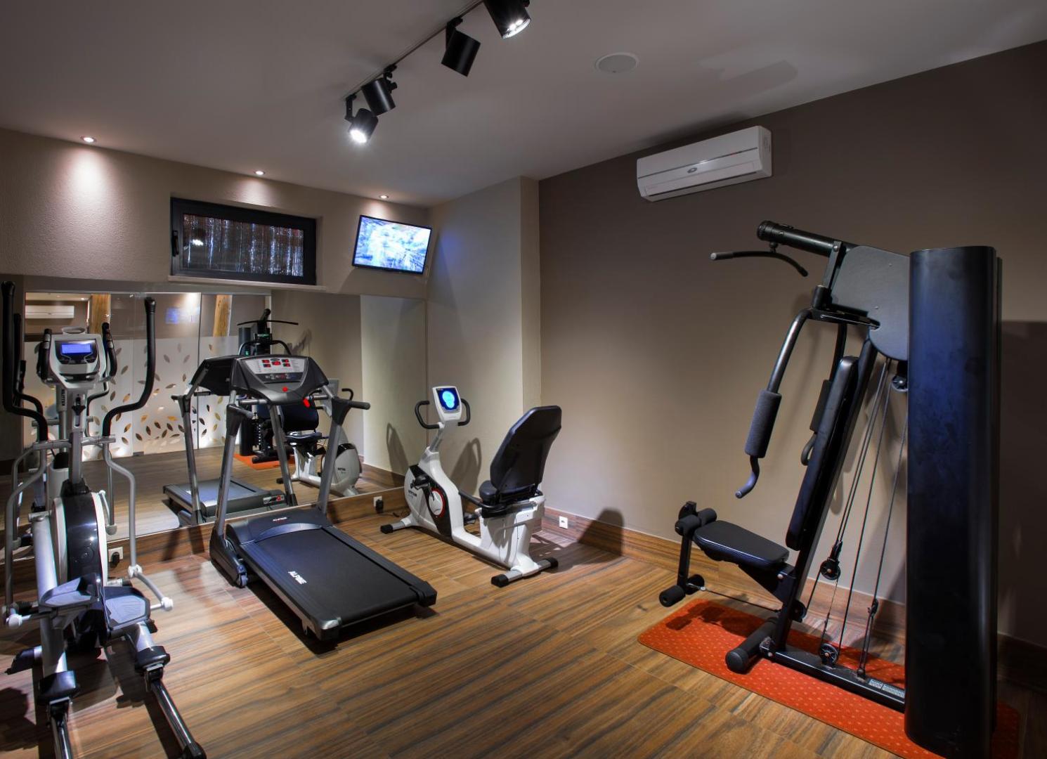 Atlantis Beach Hotel fitness centrs ar skrejceliņu, velotrenažieri un spēka trenažieriem — moderna sporta zāle viesu labsajūtai Krētā