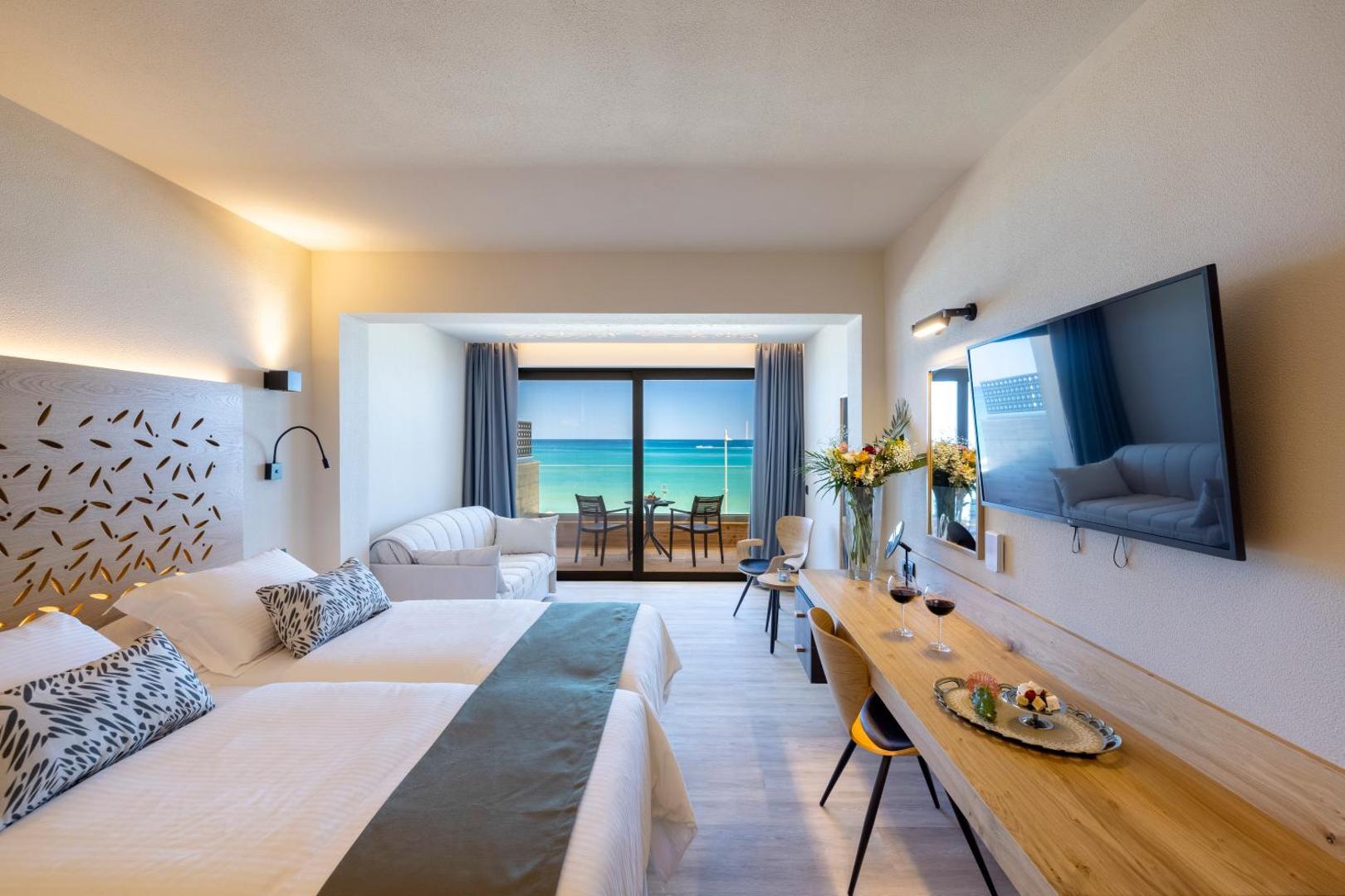 Atlantis Beach Hotel & Spa gaišs numurs ar skatu uz jūru, balkonu, divguļamo gultu un atpūtas zonu piekrastē
