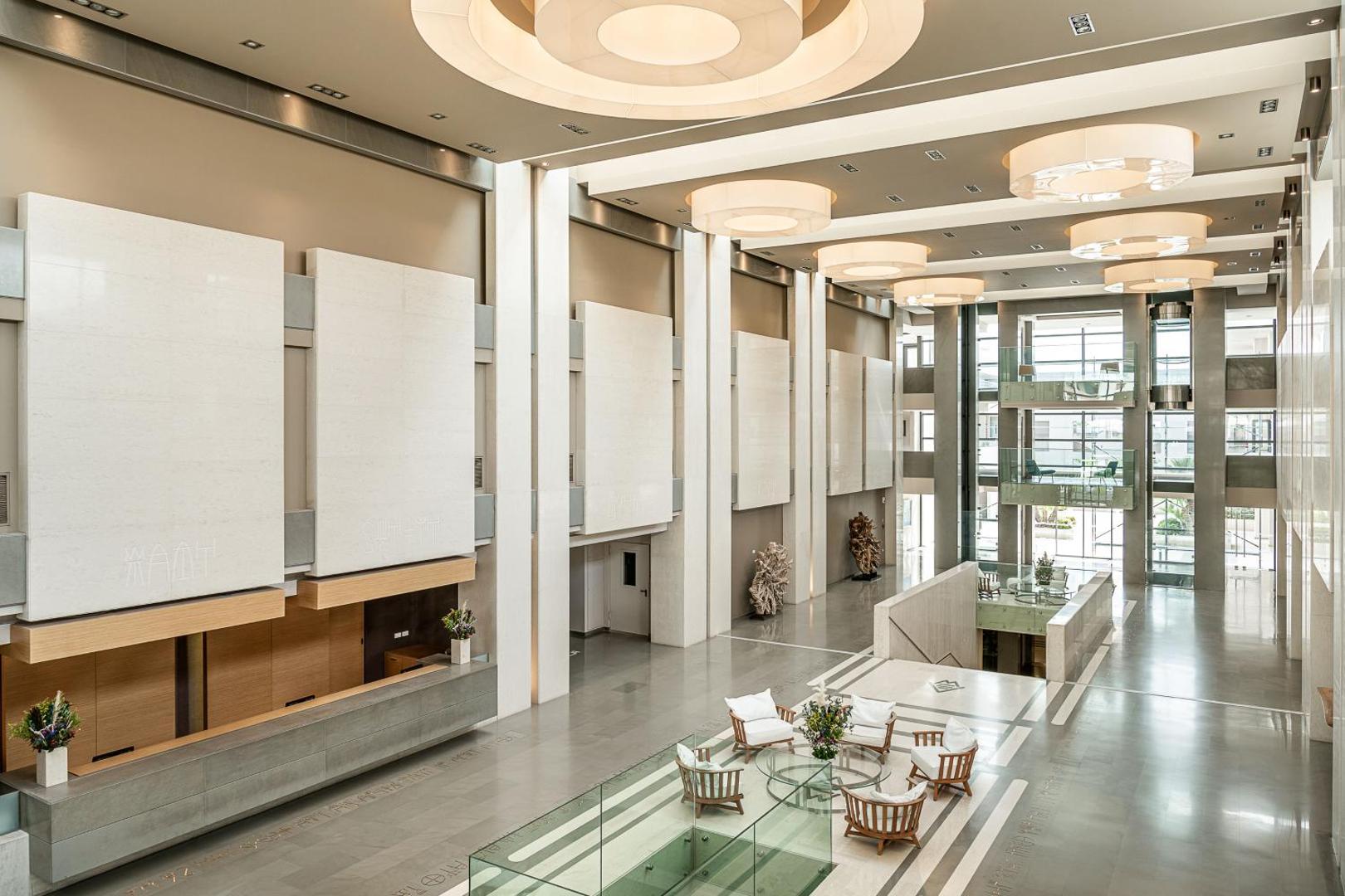 Avra Imperial Beach Resort plašais un modernais vestibils ar augstiem griestiem, marmora apdari un atpūtas zonu Krētā