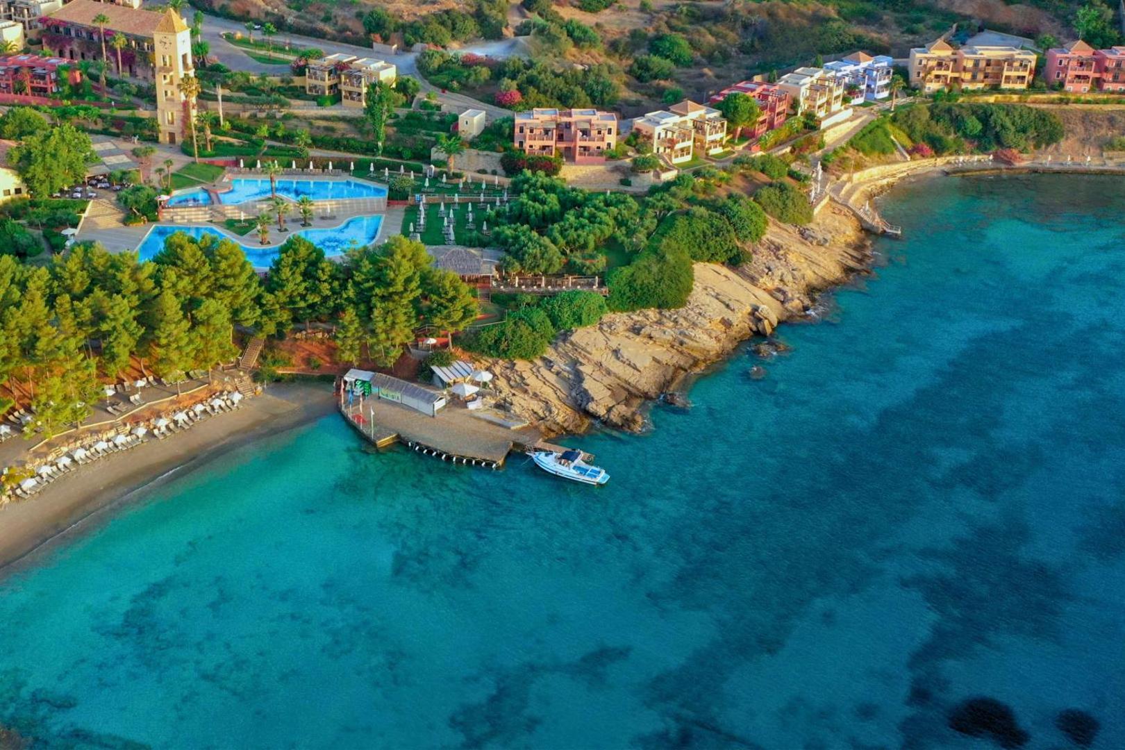Candia Park Village panorāmas skats no putna lidojuma uz viesnīcas teritoriju, privāto pludmali un tirkīzzilo Mirabello līci Krētā.