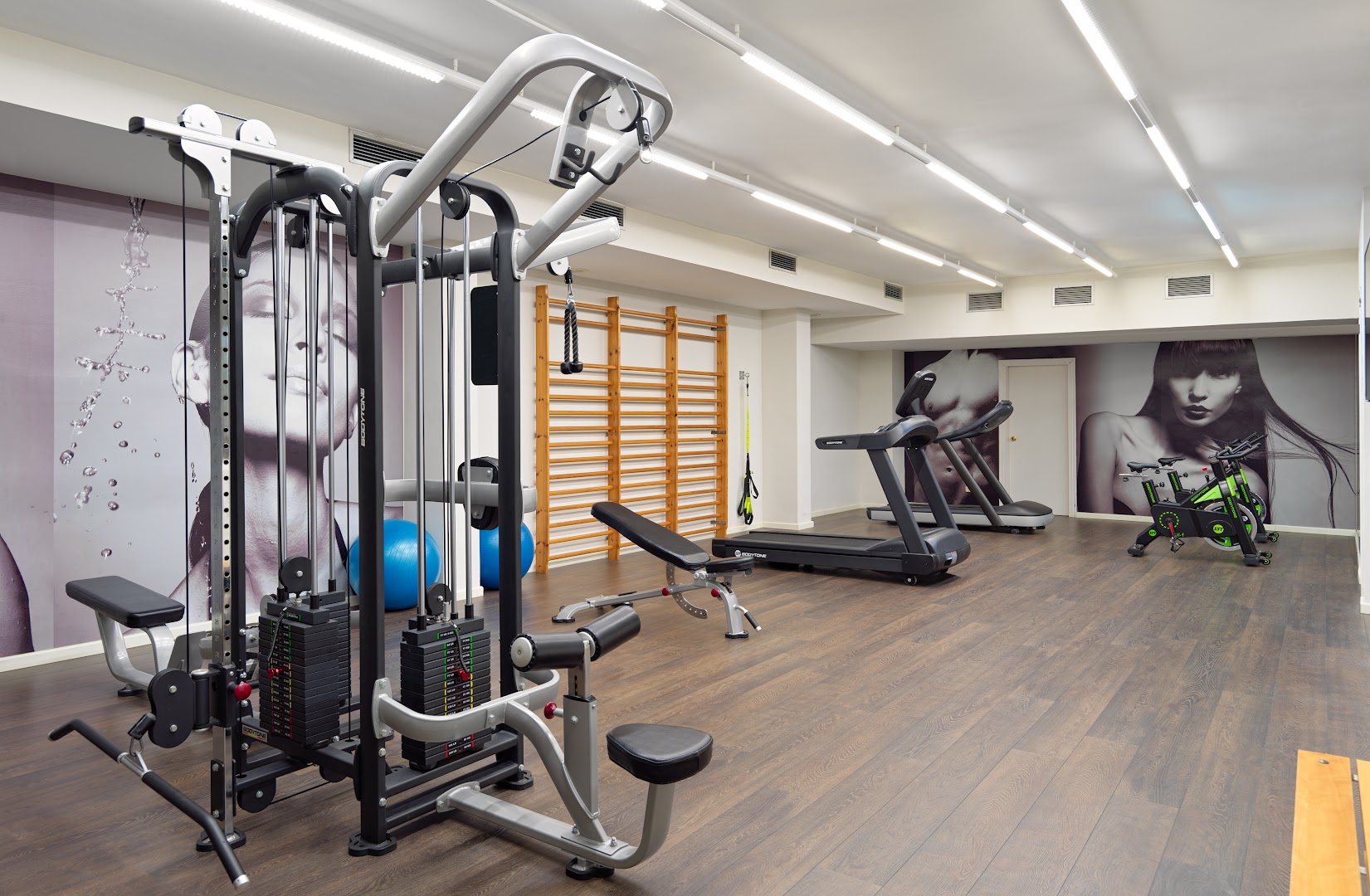 H10 Mediterranean Village moderns fitness centrs ar trenažieriem, skrejceliņiem un brīvajiem svariem aktīvai atpūtai Salovā