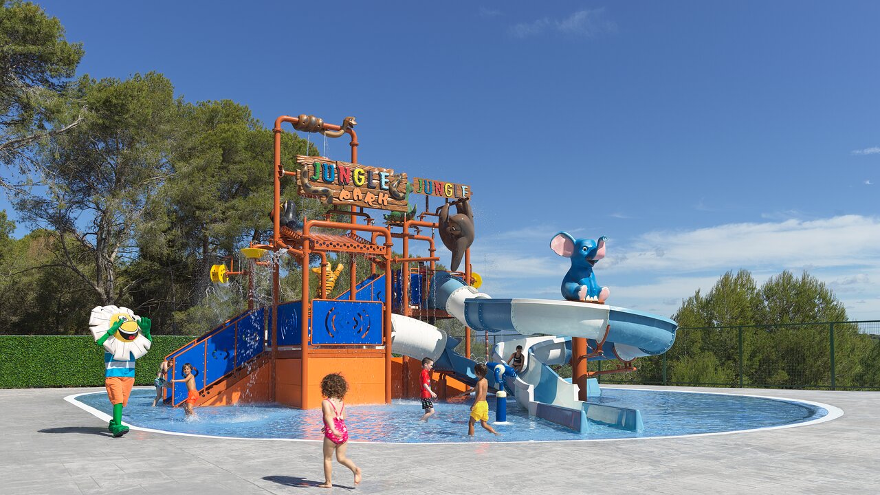 H10 Mediterranean Village bērnu baseins ar Jungle Park ūdens slidkalniņiem un atrakcijām Salovā, Spānijā — sekls baseins mazuļiem un rotaļu zona