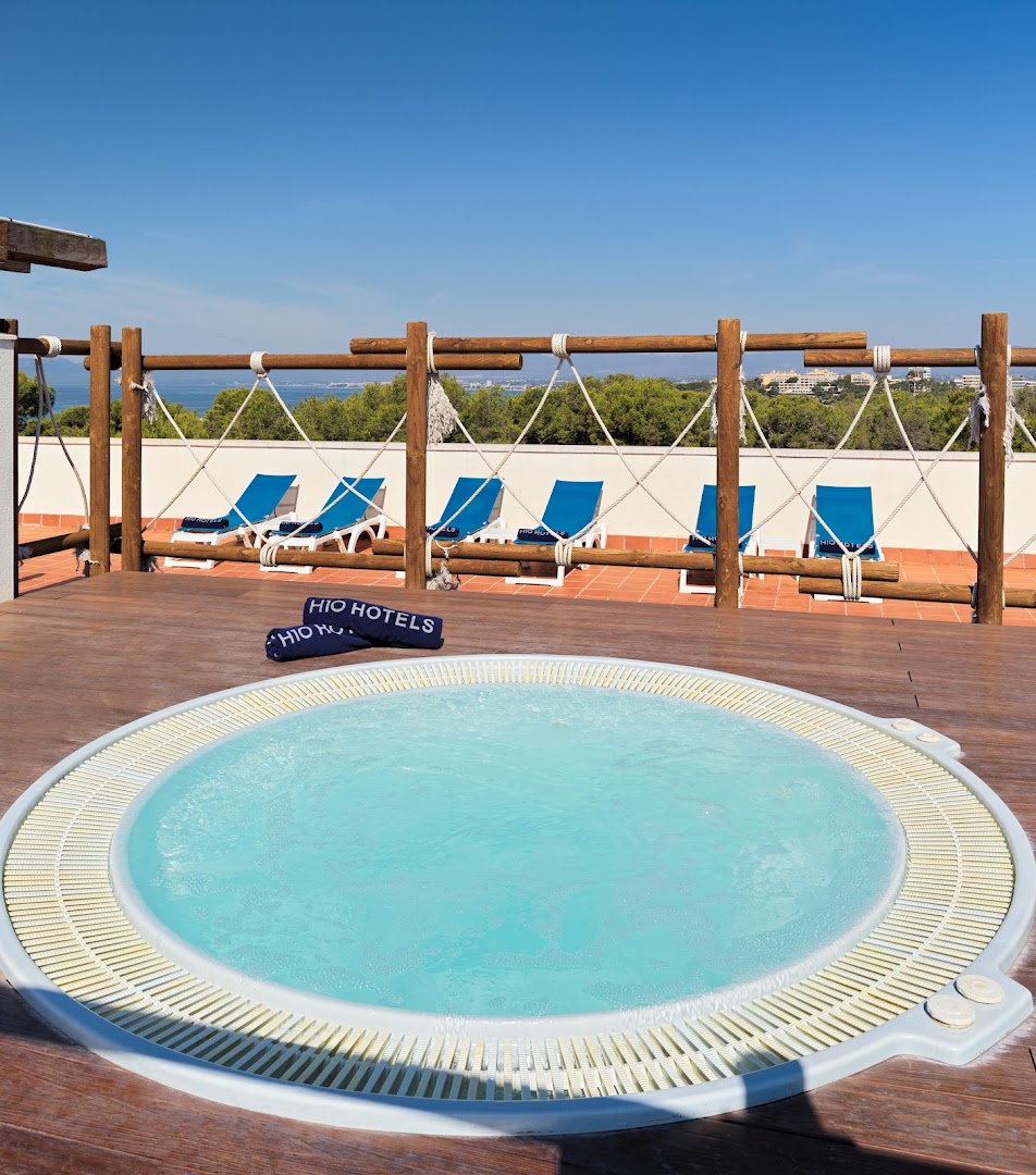 H10 Mediterranean Village jumta terase ar džakuzi, sauļošanās krēsliem un skatu uz Vidusjūru Kostadoradas reģionā.