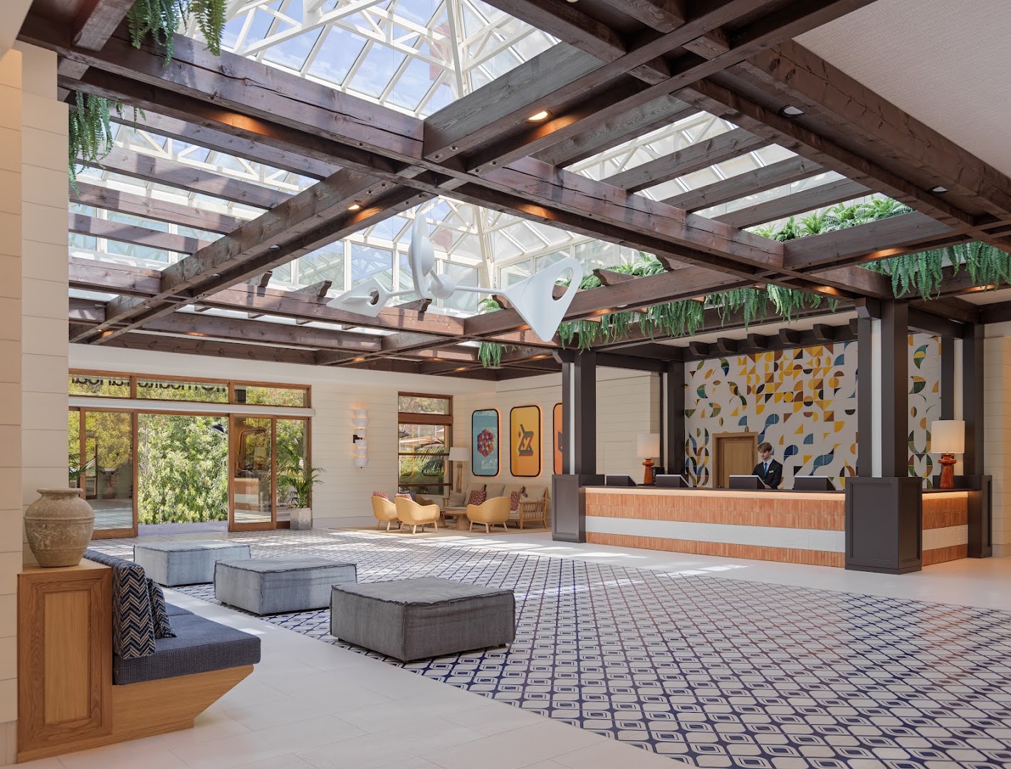 H10 Mediterranean Village modernais lobby un recepcijas zona ar stikla jumtu, koka sijām un stilīgu atpūtas zonu Salovā.