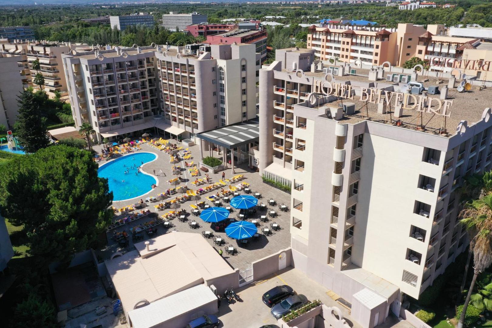 Ohtels Belvedere Salovā, Spānijā — skats no putna lidojuma uz viesnīcas korpusiem, baseinu un atpūtas zonu ar saulessargiem