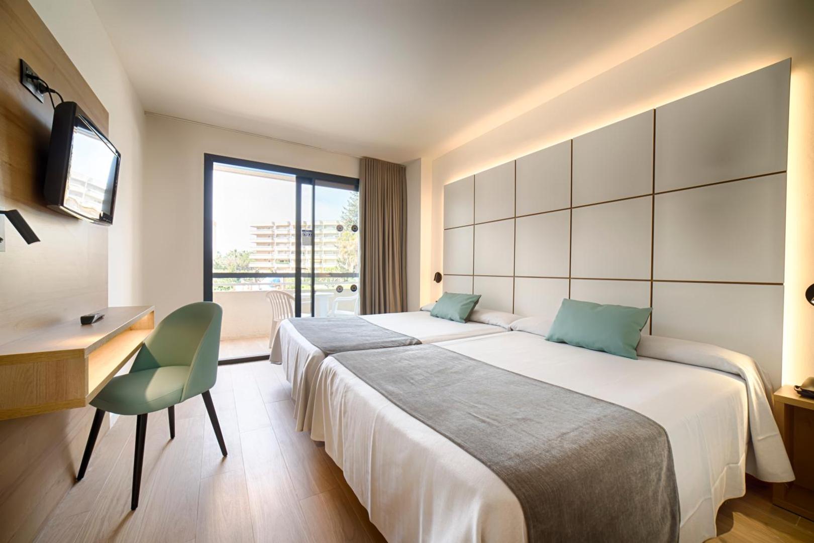 Ohtels Belvedere moderns divvietīgs numurs ar balkonu, gaišu interjeru, darba zonu un televizoru pie sienas