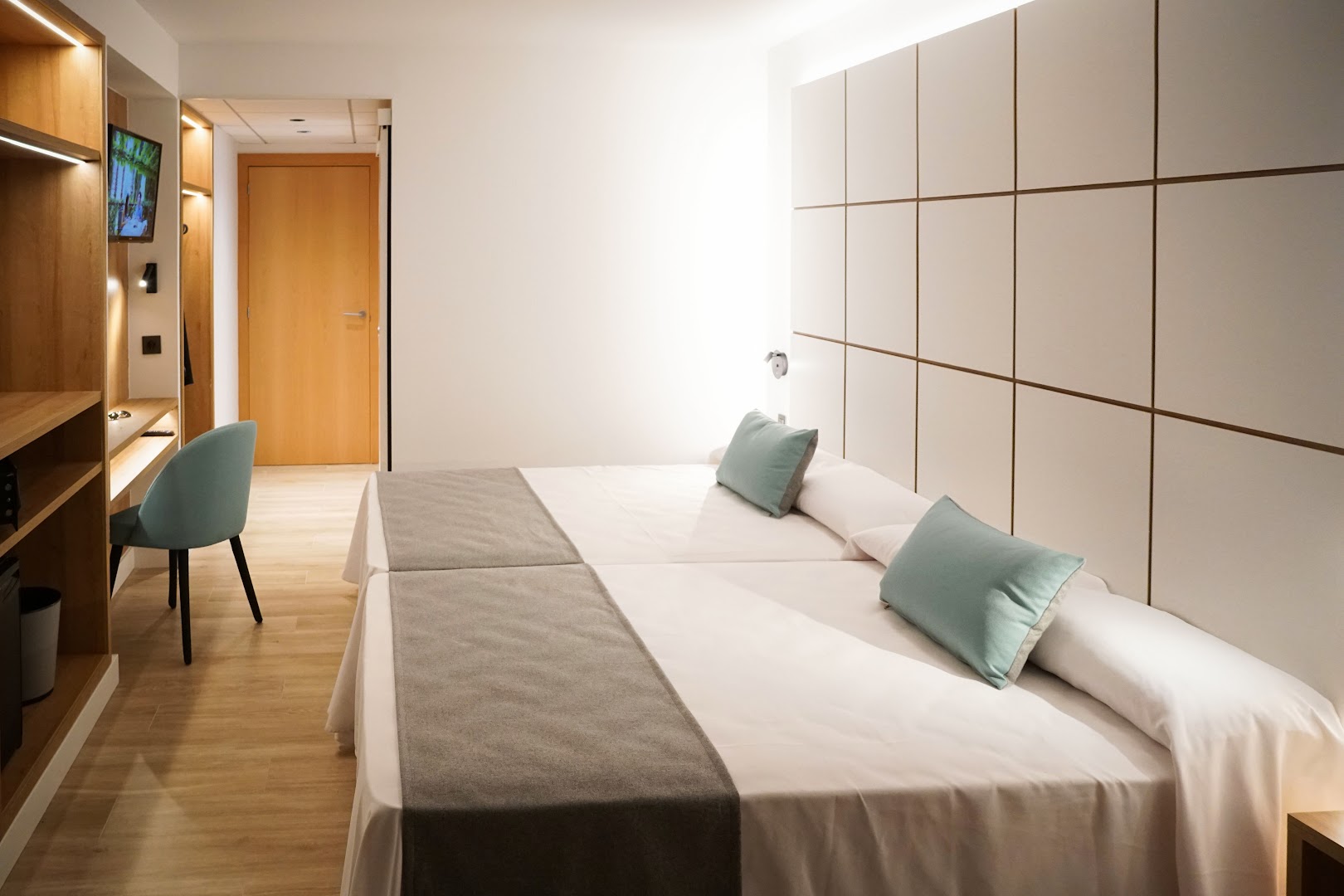 Ohtels Belvedere moderns divvietīgs numurs Salovā, Spānijā — gaišs interjers ar koka elementiem, rakstāmgaldu un ērtu gultu atpūtai