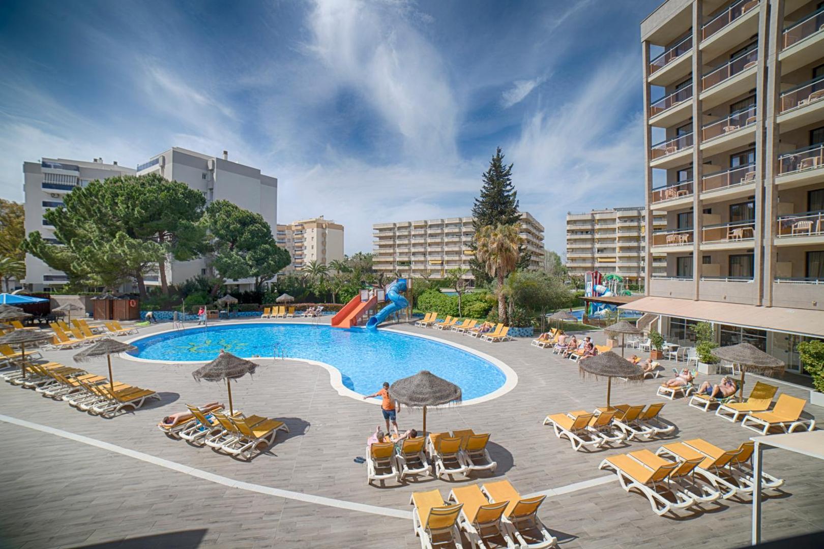 Ohtels Belvedere teritorijas kopskats ar baseinu, ūdens slidkalniņiem un atpūtas krēsliem zem saulessargiem Salovā, Kostadoradas reģionā.