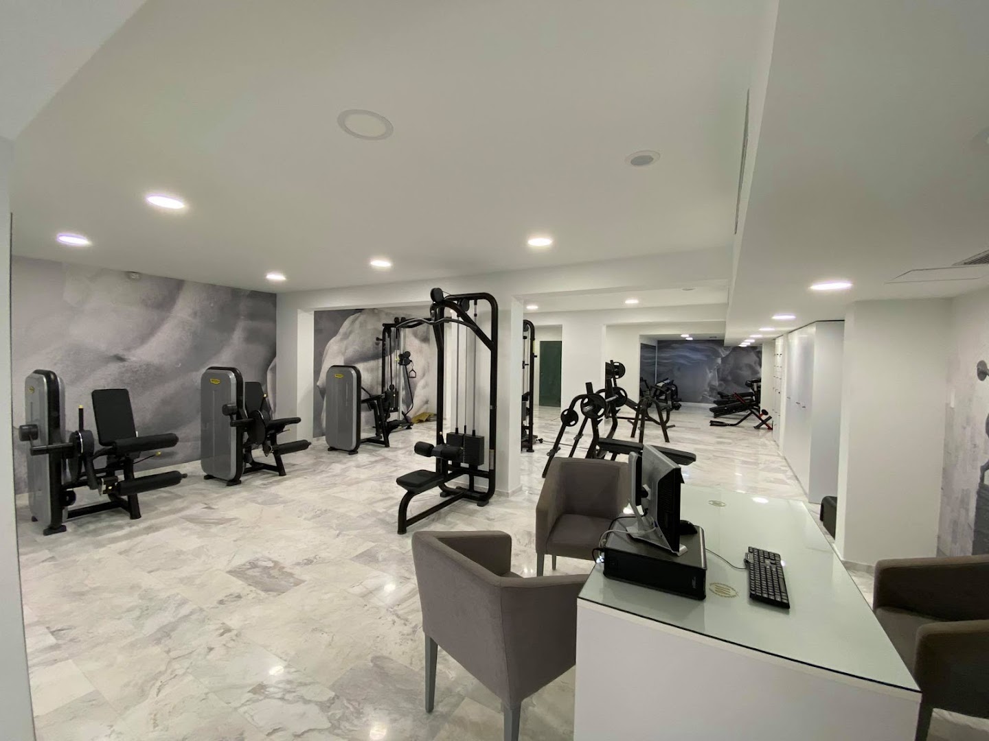 Royal Marmin Bay Boutique & Art Hotel modernais fitness centrs ar Technogym aprīkojumu un gaišu marmora grīdu