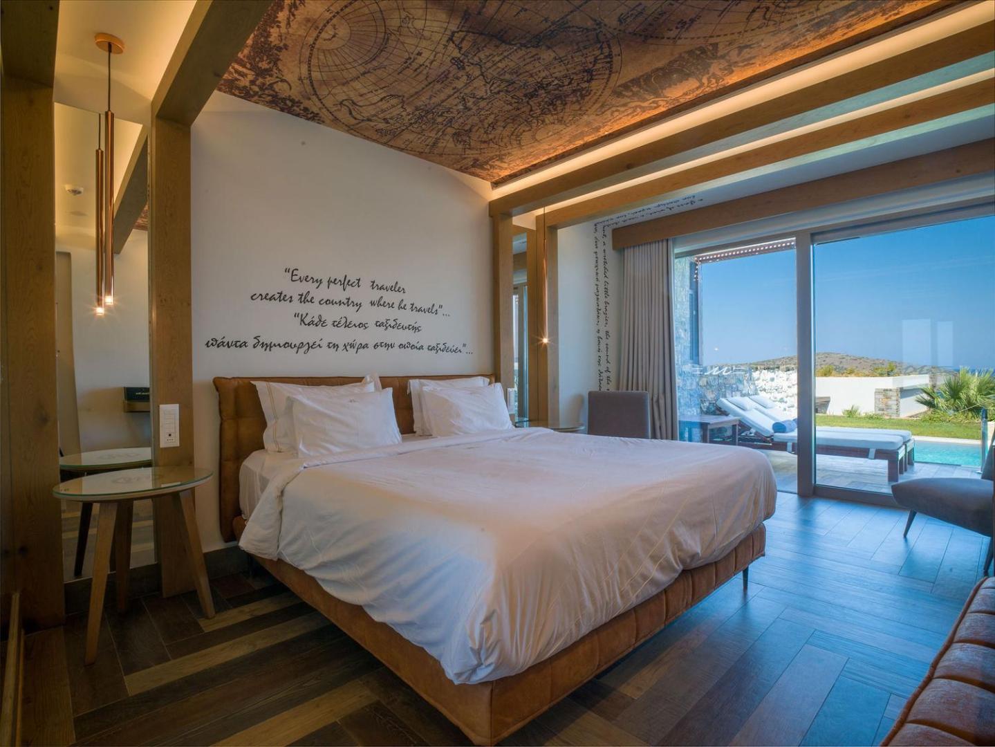 Royal Marmin Bay Boutique & Art Hotel luksusa numurs ar kartes zīmējumu uz griestiem un skatu uz privāto baseinu