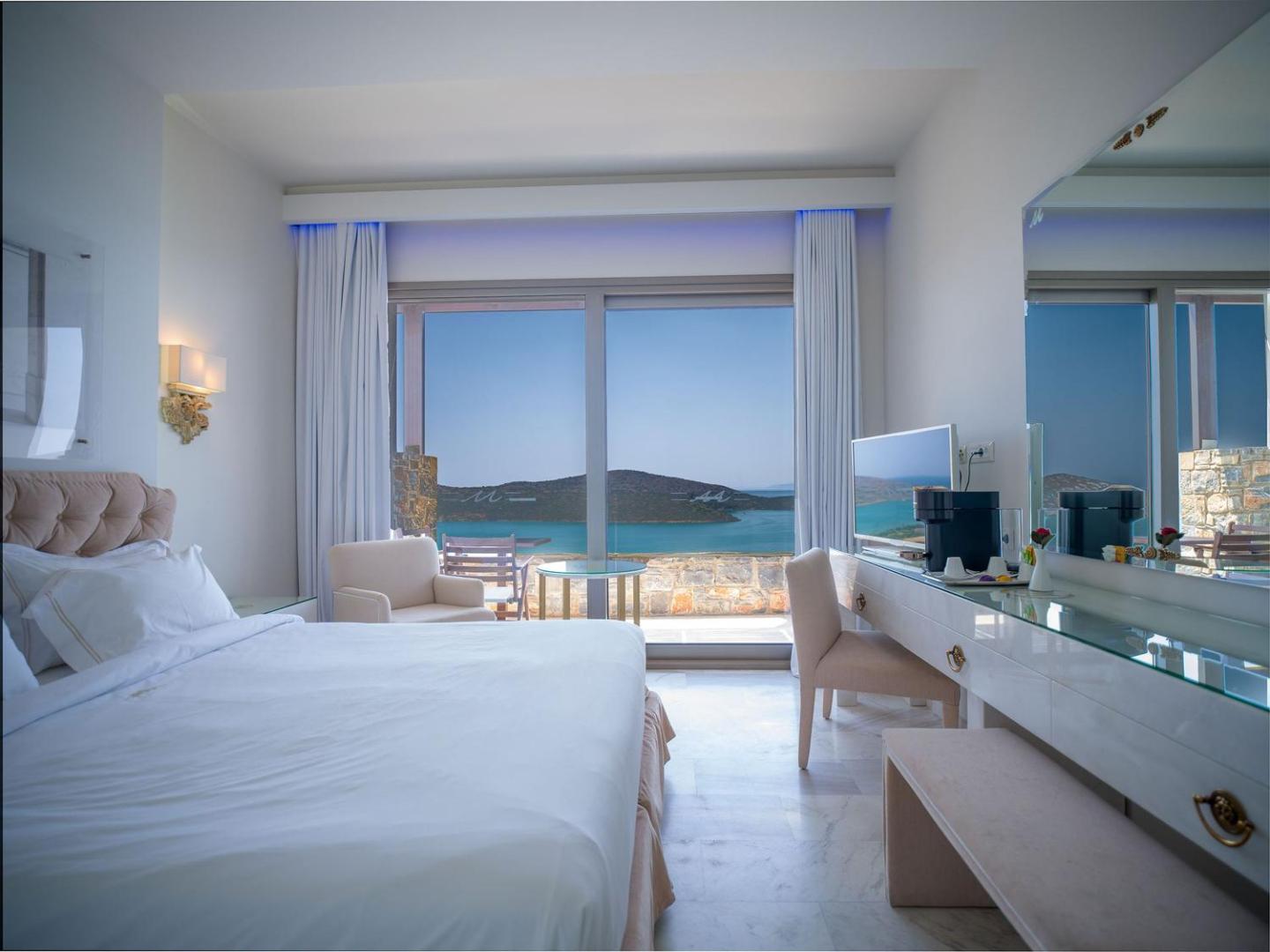 Royal Marmin Bay Boutique & Art Hotel gaišs numurs ar skatu uz jūru Elundā, Krētā — liela gulta un panorāmas logs