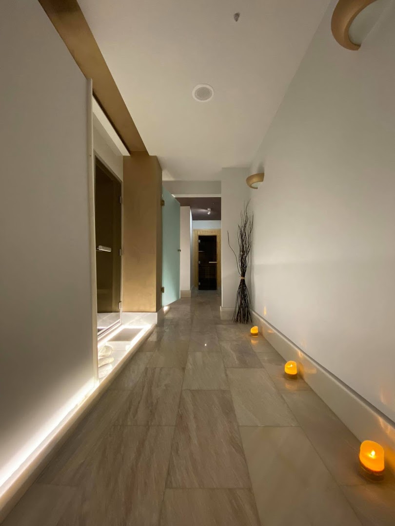 Royal Marmin Bay Boutique & Art Hotel spa centra gaitenis ar siltu apgaismojumu, svecēm un ieeju pirtīs