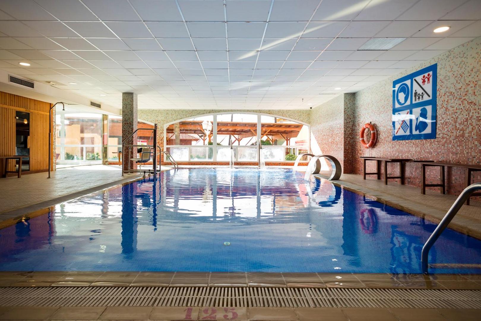 Ohtels La Hacienda iekštelpu baseins ar hidromasāžas strūklām un relaksācijas zonu mierīgai atpūtai jebkuros laikapstākļos.
