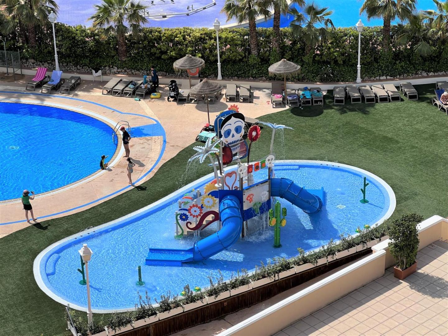 Ohtels La Hacienda bērnu baseins ar krāsainu ūdens atrakciju un slidkalniņiem, skats no augšas uz atpūtas zonu