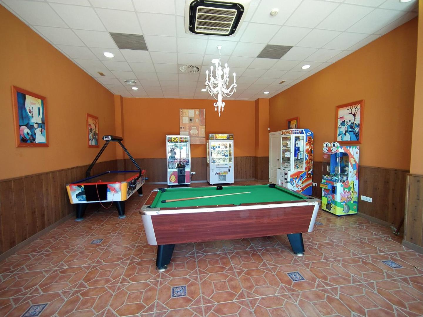 Ohtels La Hacienda spēļu telpa ar biljarda galdu, gaisa hokeju un izklaides automātiem — atpūtas zona bērniem un pieaugušajiem
