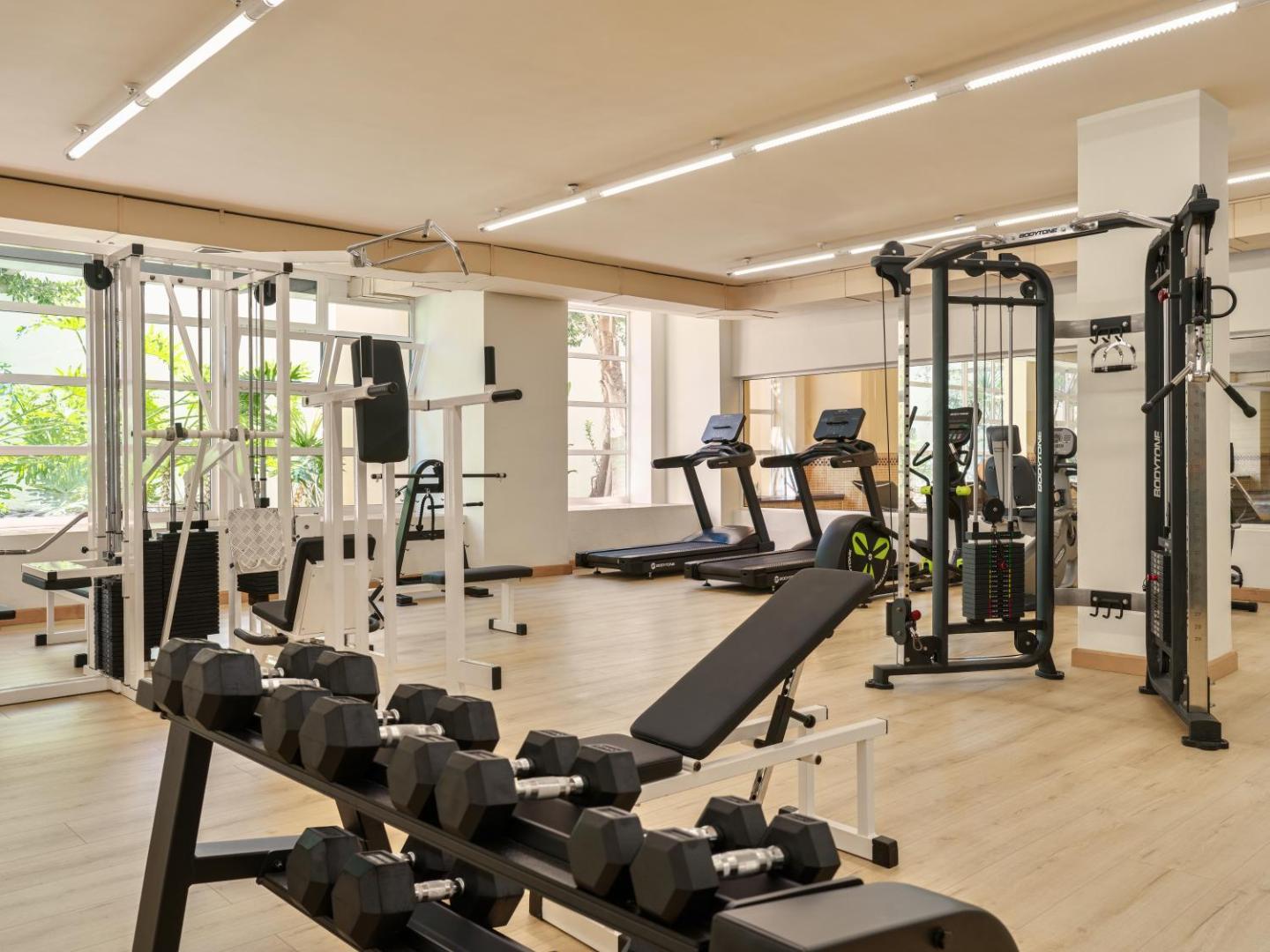H10 Salauris Palace viesnīcas trenažieru zāle Salovā, Spānijā — mūsdienīgs fitnesa aprīkojums, hanteles un spēka trenažieri aktīvai atpūtai