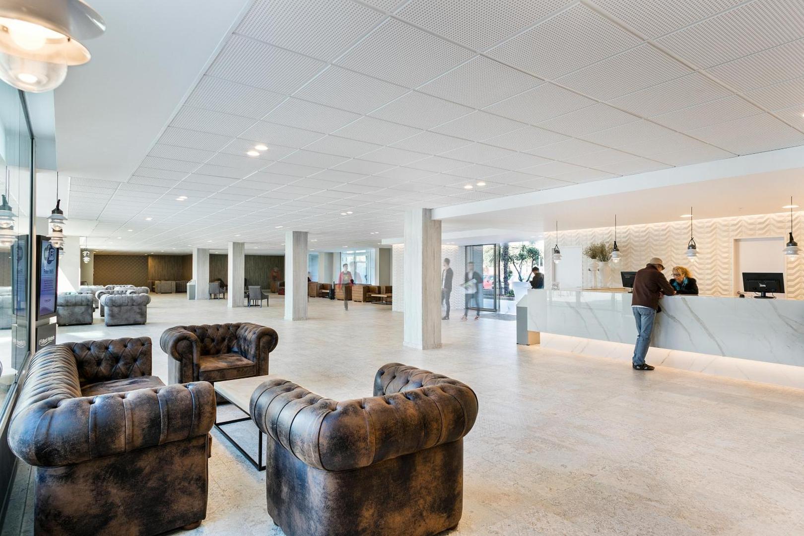 Best Maritim viesnīcas recepcijas zona ar modernu leti un atpūtas stūrīti viesu uzņemšanai Kambrilsā.