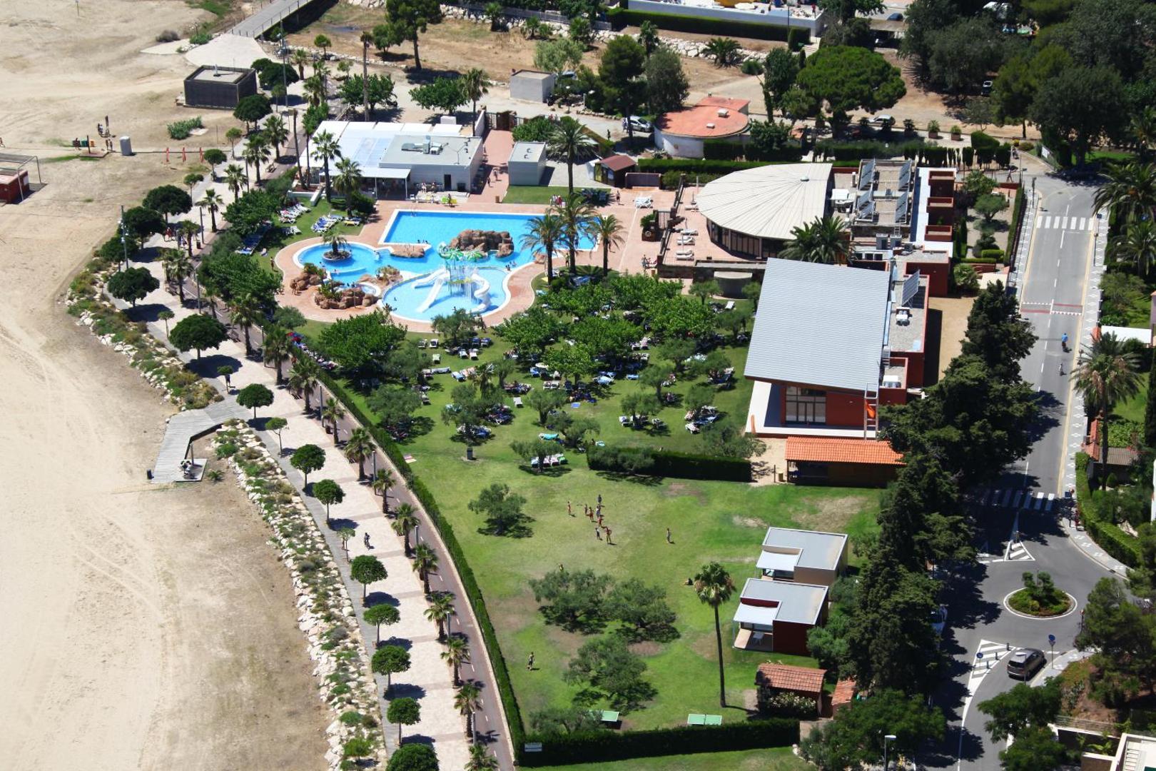 Estival Eldorado Resort teritorijas plānojums no putna lidojuma — baseinu zona, zaļie mauriņi un gājēju promenāde gar smilšu pludmali