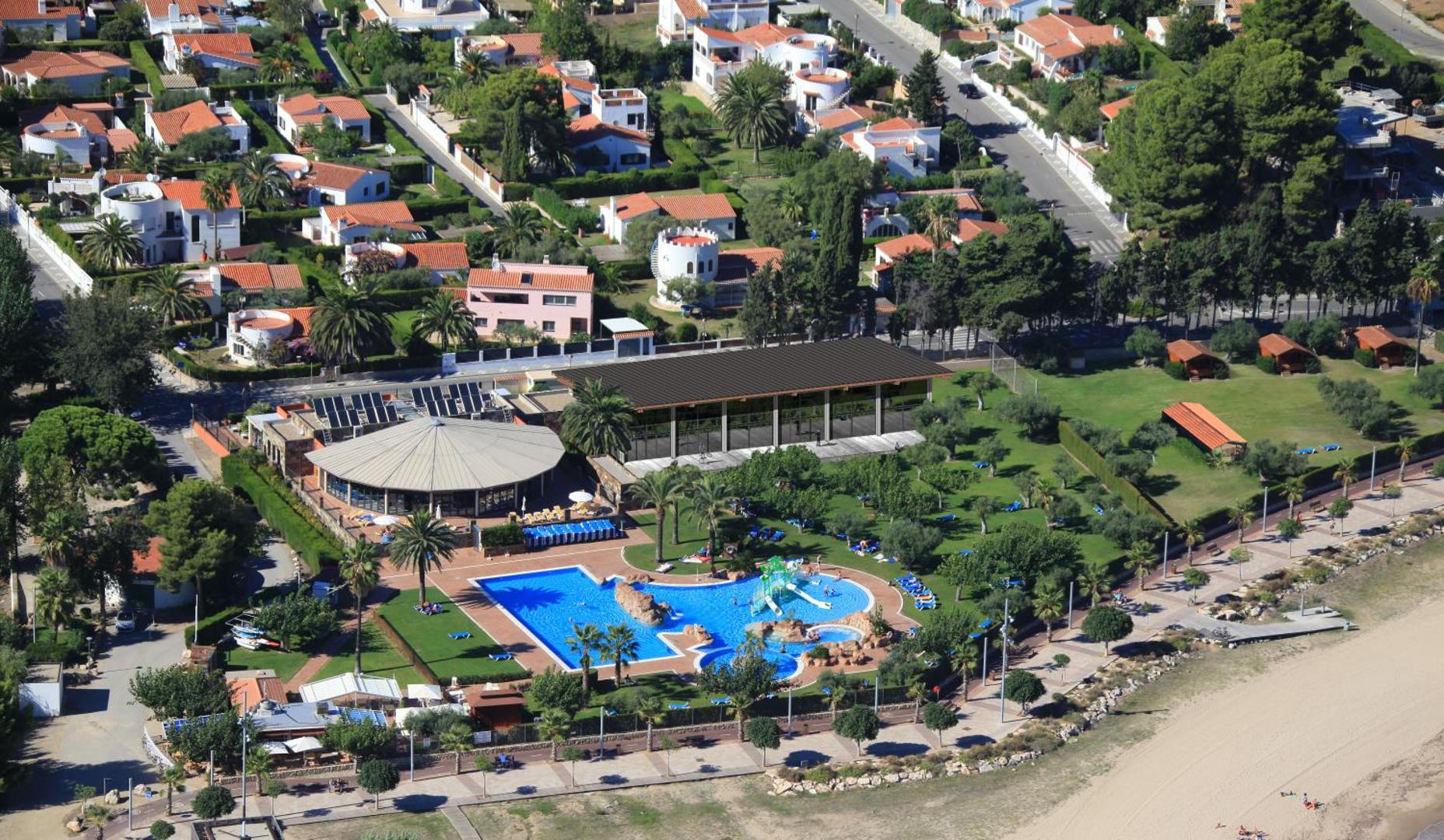 Estival Eldorado Resort bērnu atpūtas zona ar baseinu un ūdens slidkalniņiem, ko ieskauj zaļš dārzs un palmas Kosta Doradas reģionā