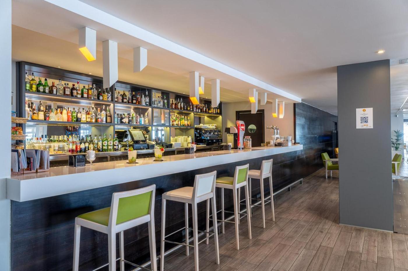 Estival Centurion Playa modernais bārs ar plašu dzērienu izvēli, gaišu leti un ērtiem bāra krēsliem